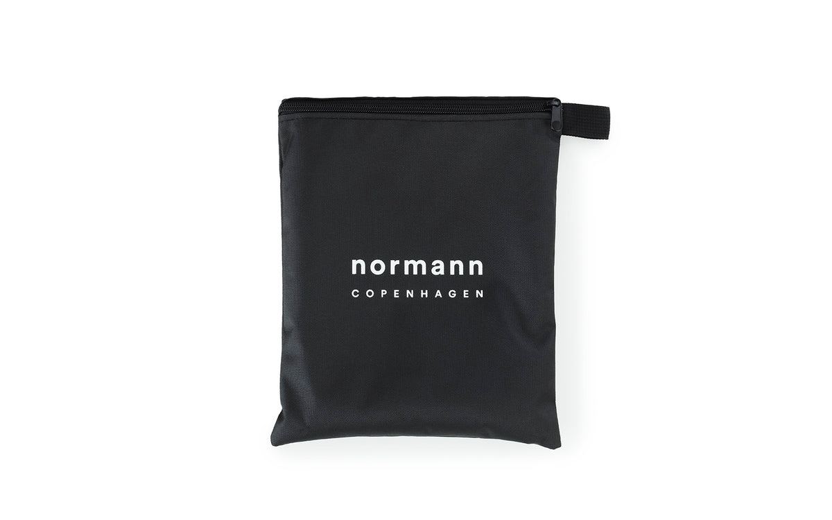 Burra Lounge Chair Outdoor Cover in Black präsentiert im Onlineshop von KAQTU Design AG. Gartenmöbelabdeckung ist von Normann Copenhagen