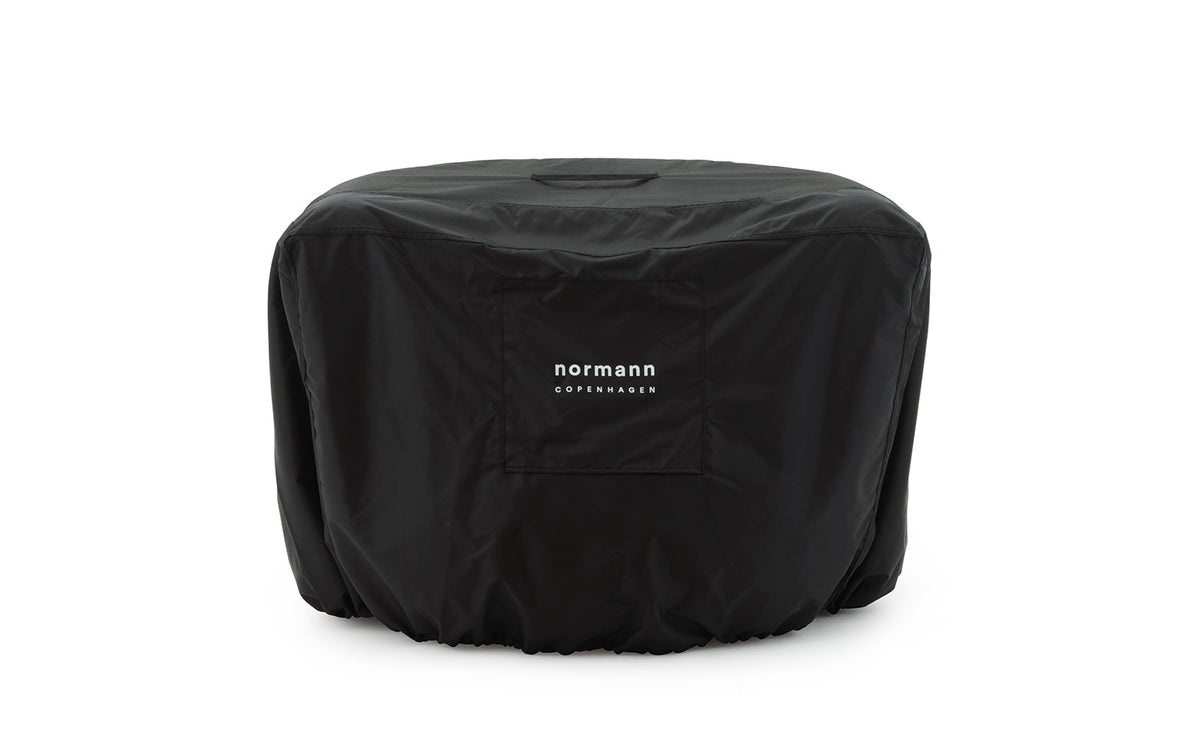 Burra Lounge Chair Outdoor Cover in Black präsentiert im Onlineshop von KAQTU Design AG. Gartenmöbelabdeckung ist von Normann Copenhagen