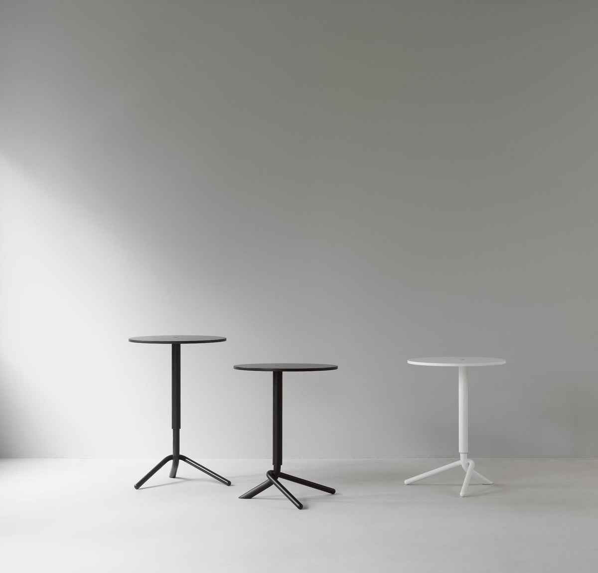 Lift Side Table in Black präsentiert im Onlineshop von KAQTU Design AG. Beistelltisch ist von Normann Copenhagen