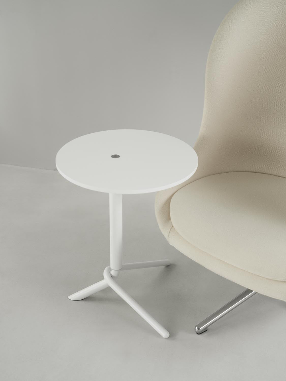 Lift Side Table in Dark Brown präsentiert im Onlineshop von KAQTU Design AG. Beistelltisch ist von Normann Copenhagen