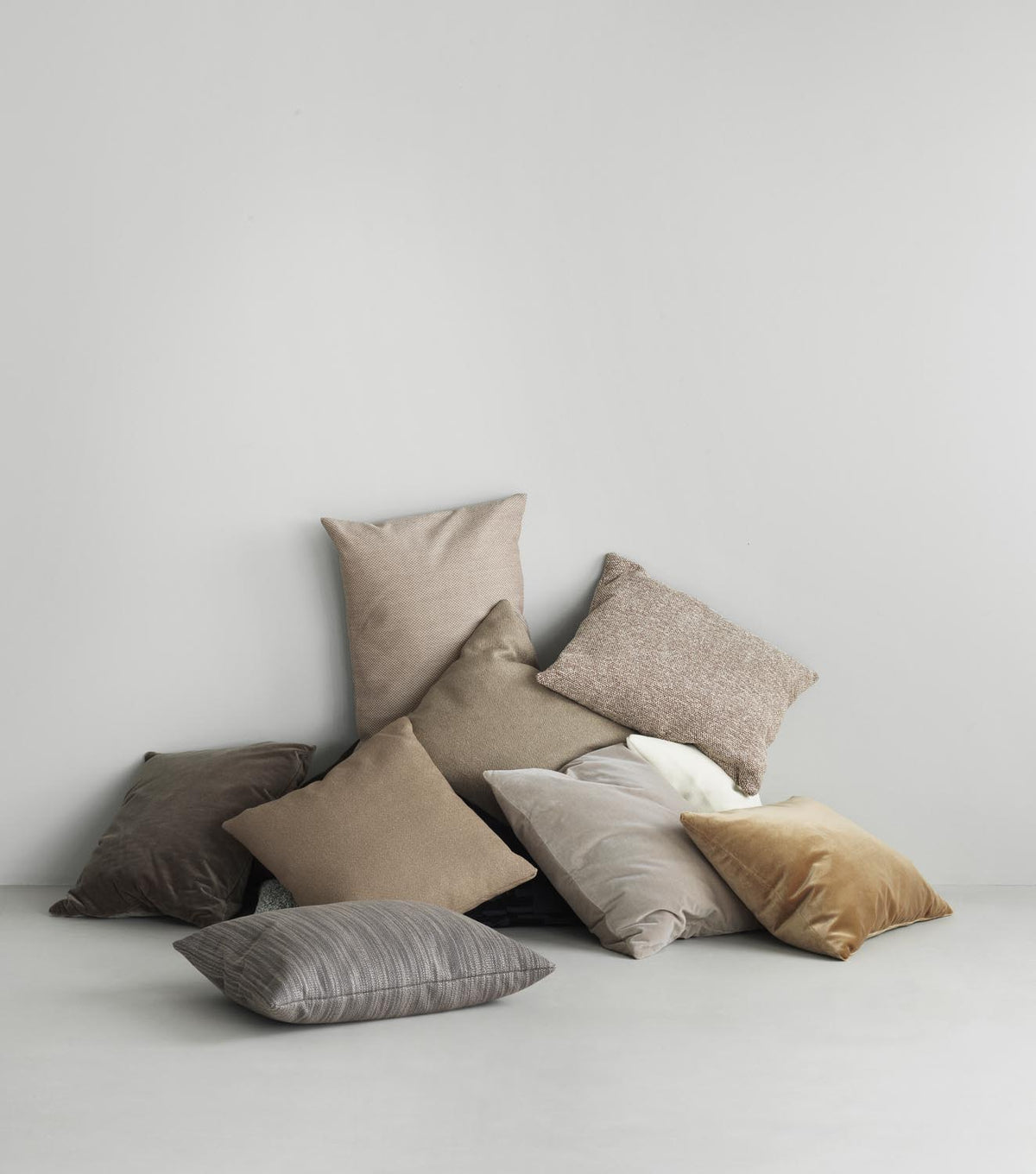 Re Kissen in Naturtöne präsentiert im Onlineshop von KAQTU Design AG. Deko Kissen ist von Normann Copenhagen
