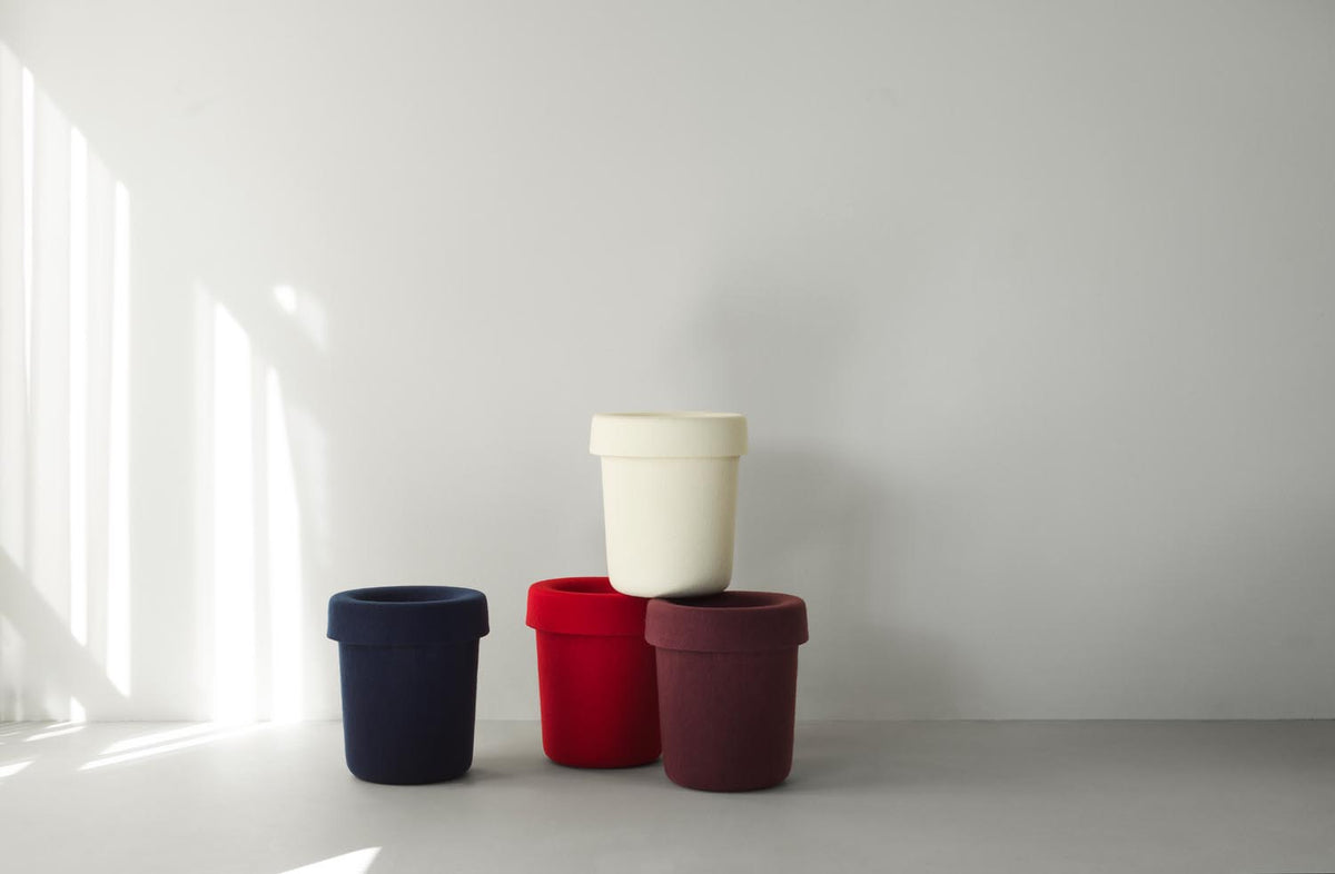 Hide Office Papierkorb in Bright Red präsentiert im Onlineshop von KAQTU Design AG. Papierkorb ist von Normann Copenhagen