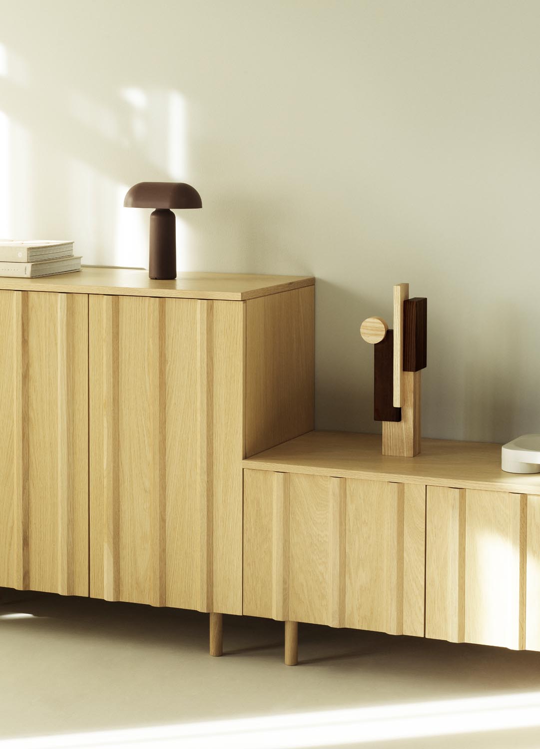 Join Sculpture Medium in Ash/Carbonized Ash präsentiert im Onlineshop von KAQTU Design AG. Kunstgegenstände ist von Normann Copenhagen