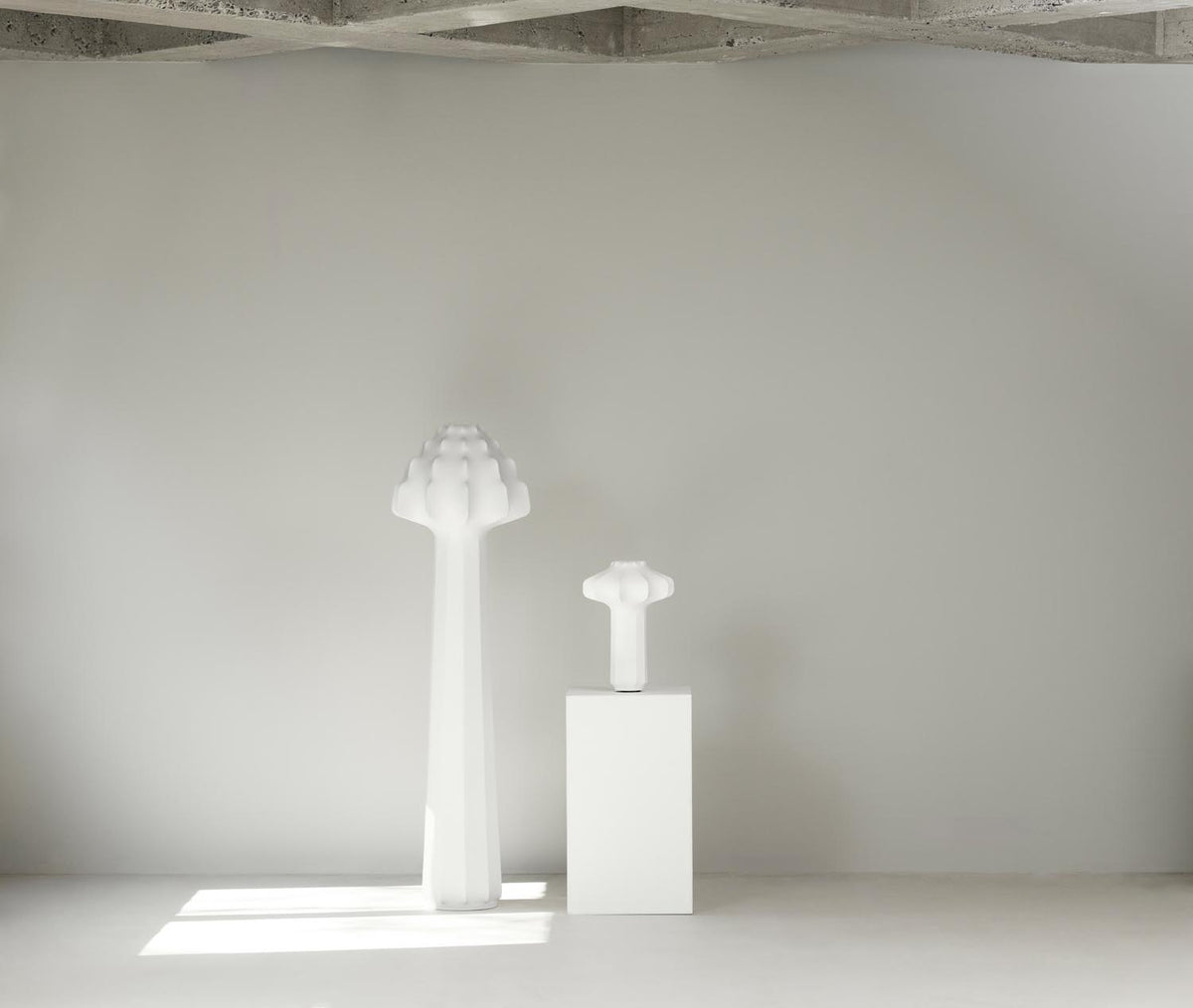 Phantom Leuchte in Floor Lamp präsentiert im Onlineshop von KAQTU Design AG. Stehleuchte ist von Normann Copenhagen