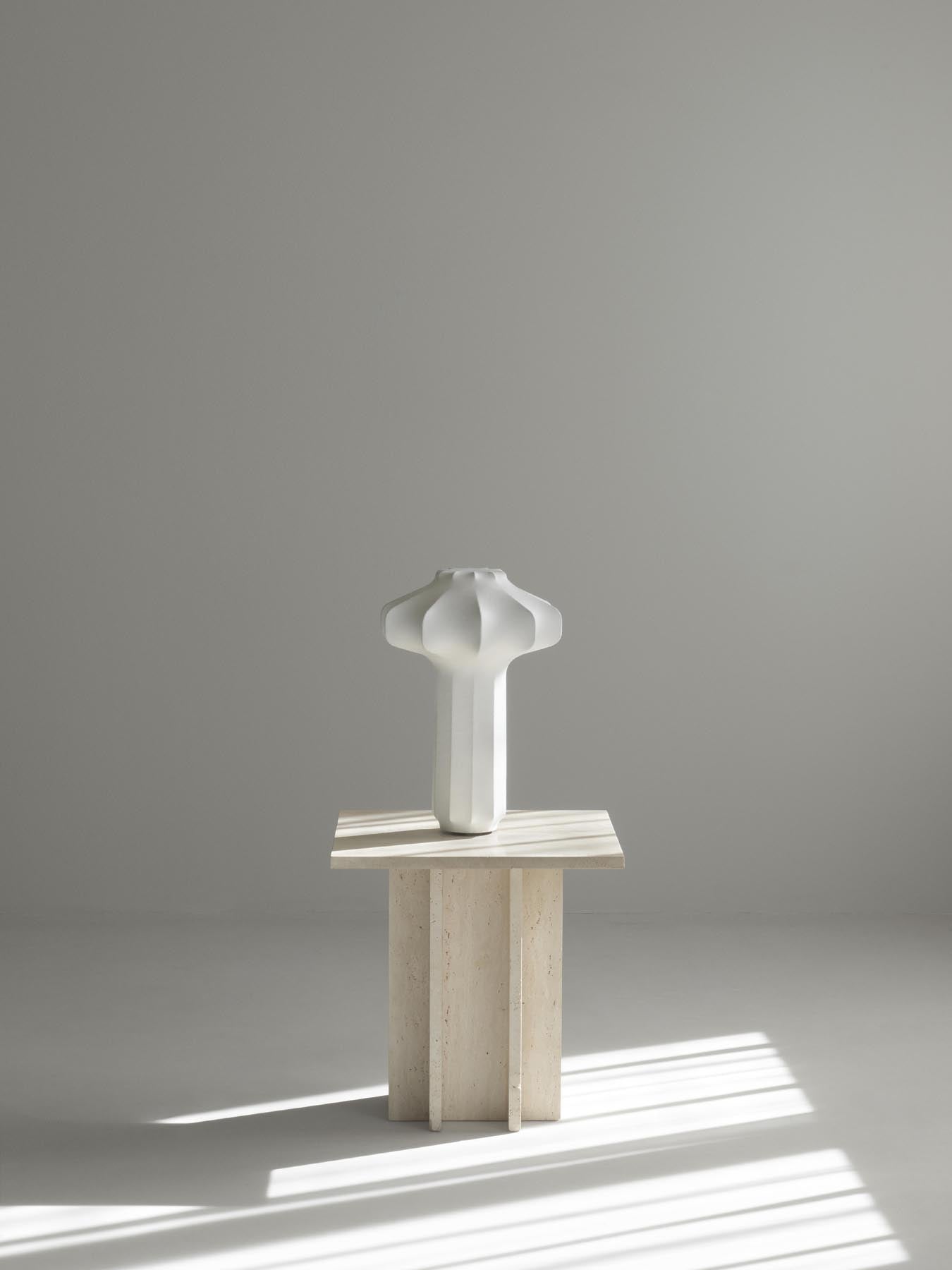 Entdecken Sie die elegante Phantom Stehleuchte von Normann Copenhagen – ein Meisterwerk aus innovativem Harz und stilvollem Design, das jeden Raum bereichert.