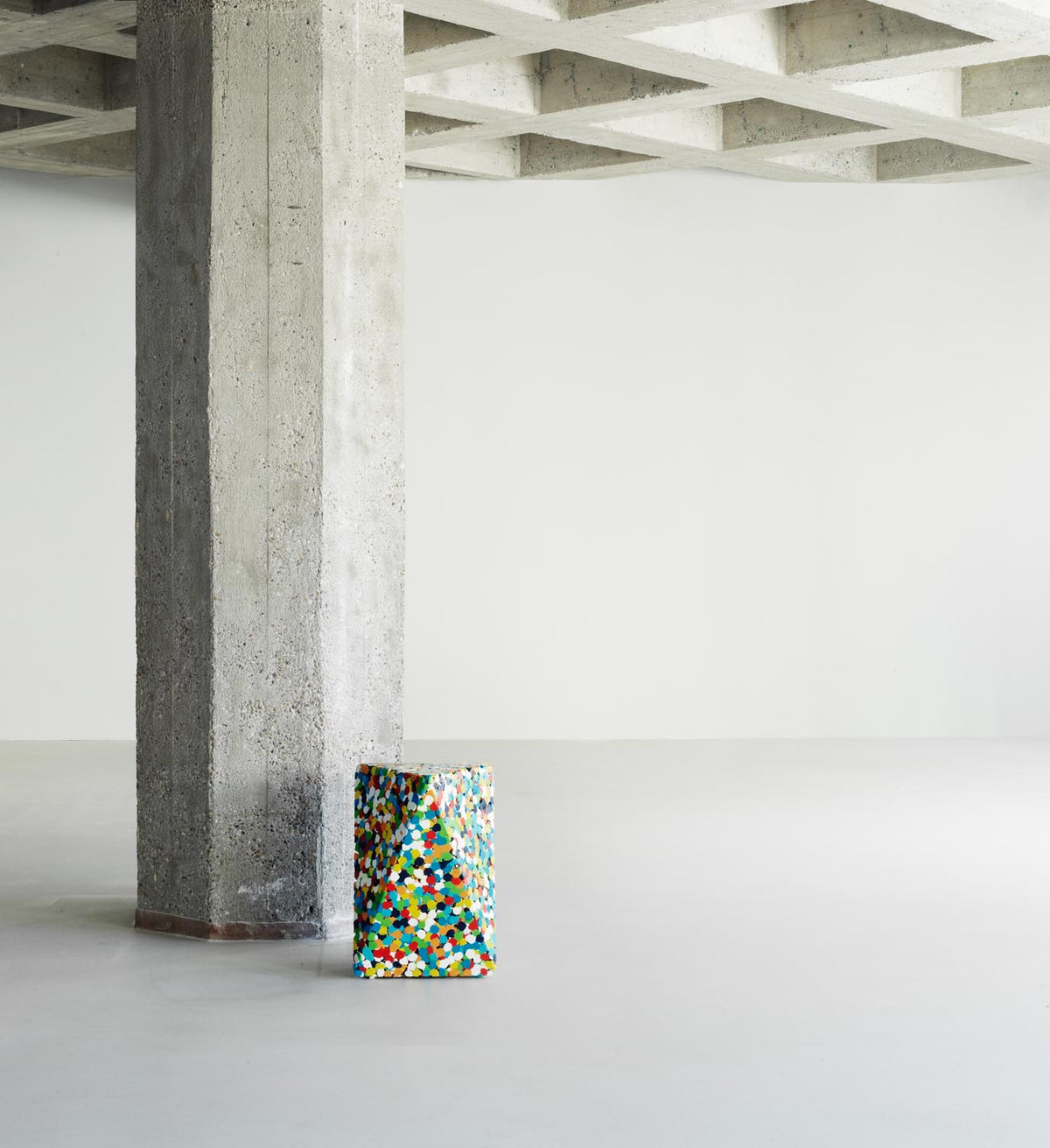 Delta Proust Side Table in Multi präsentiert im Onlineshop von KAQTU Design AG. Beistelltisch ist von Normann Copenhagen