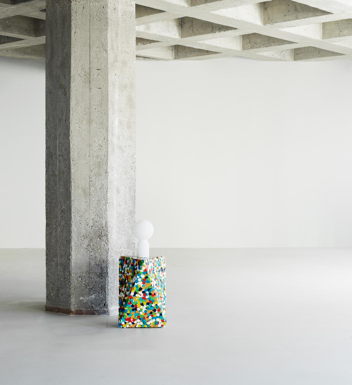Delta Proust Side Table in Multi präsentiert im Onlineshop von KAQTU Design AG. Beistelltisch ist von Normann Copenhagen