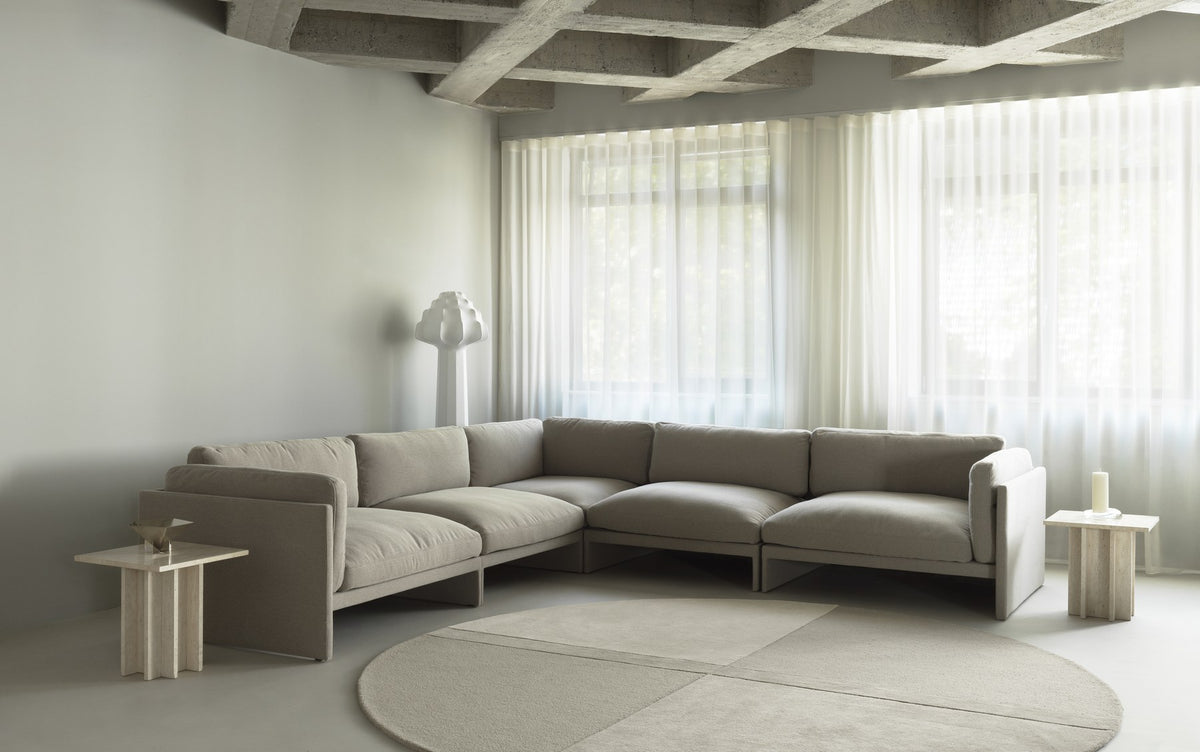 Modulares Sofaelement Softy 120 Right Armrest von Normann Copenhagen in Taupe mit gepolsterter rechter Armlehne und weichen Kissenformen.