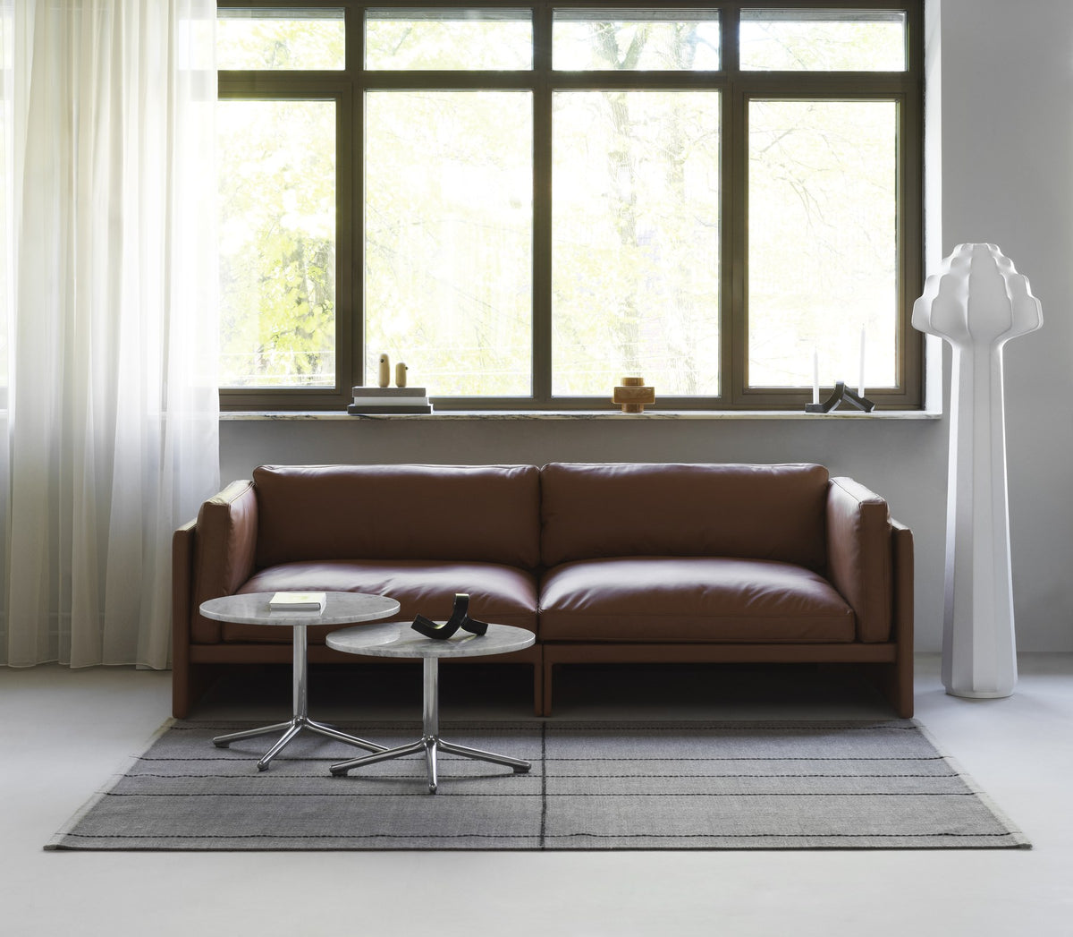 Softy Modular Sofa 420 Chaise Longue Right von Normann Copenhagen in Taupe: gepolstertes Modulsofa mit weichem Kissenaufbau auf Holzrahmen.