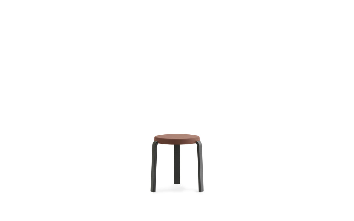 Tap Stuhl in Schwarz/ karamel präsentiert im Onlineshop von KAQTU Design AG. Hocker ist von Normann Copenhagen