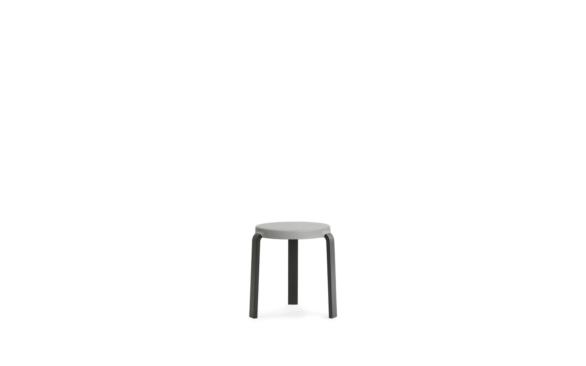 Tap Stuhl in Schwarz/ grau präsentiert im Onlineshop von KAQTU Design AG. Hocker ist von Normann Copenhagen