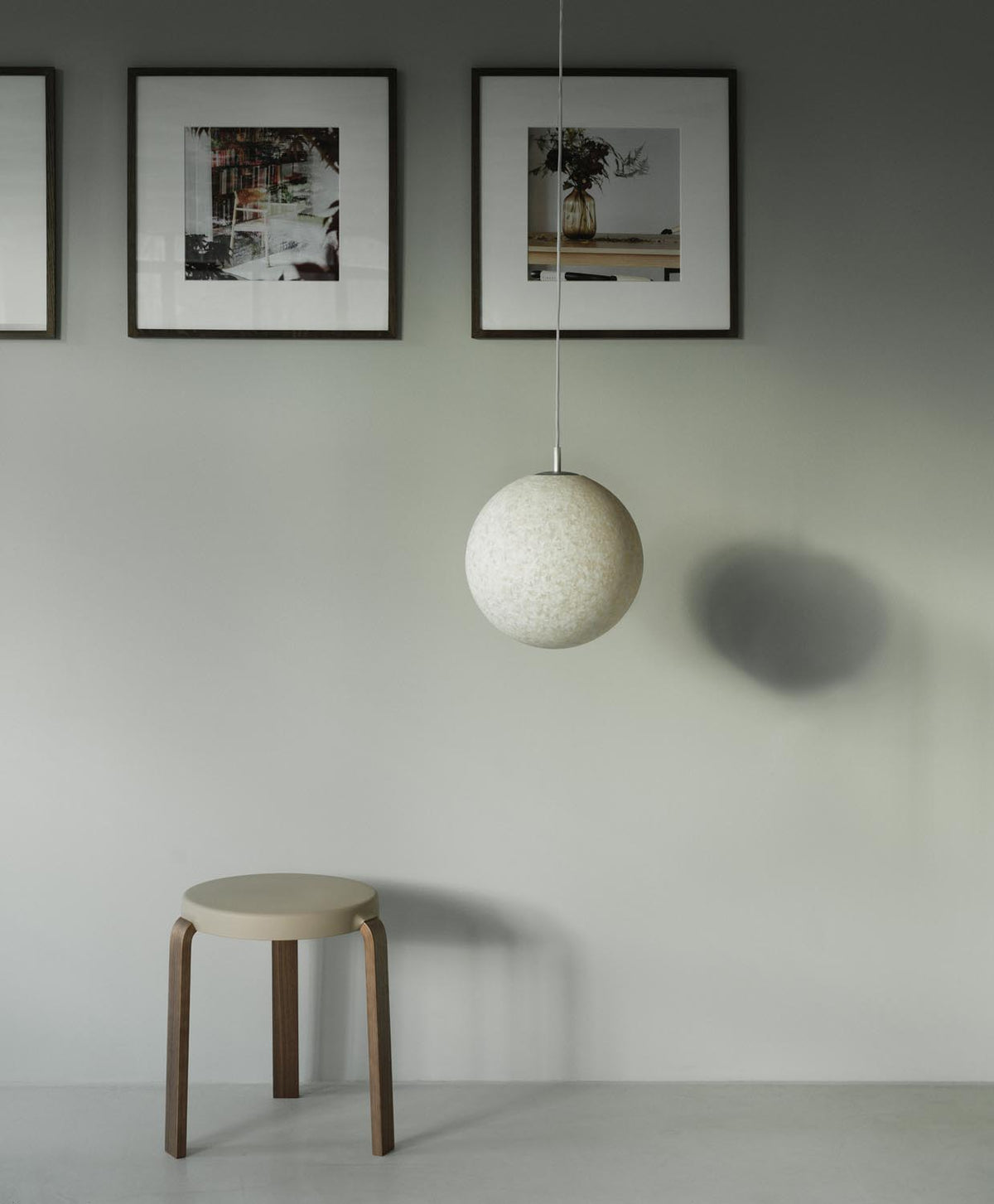 Tap Stuhl in Schwarz/ grau präsentiert im Onlineshop von KAQTU Design AG. Hocker ist von Normann Copenhagen