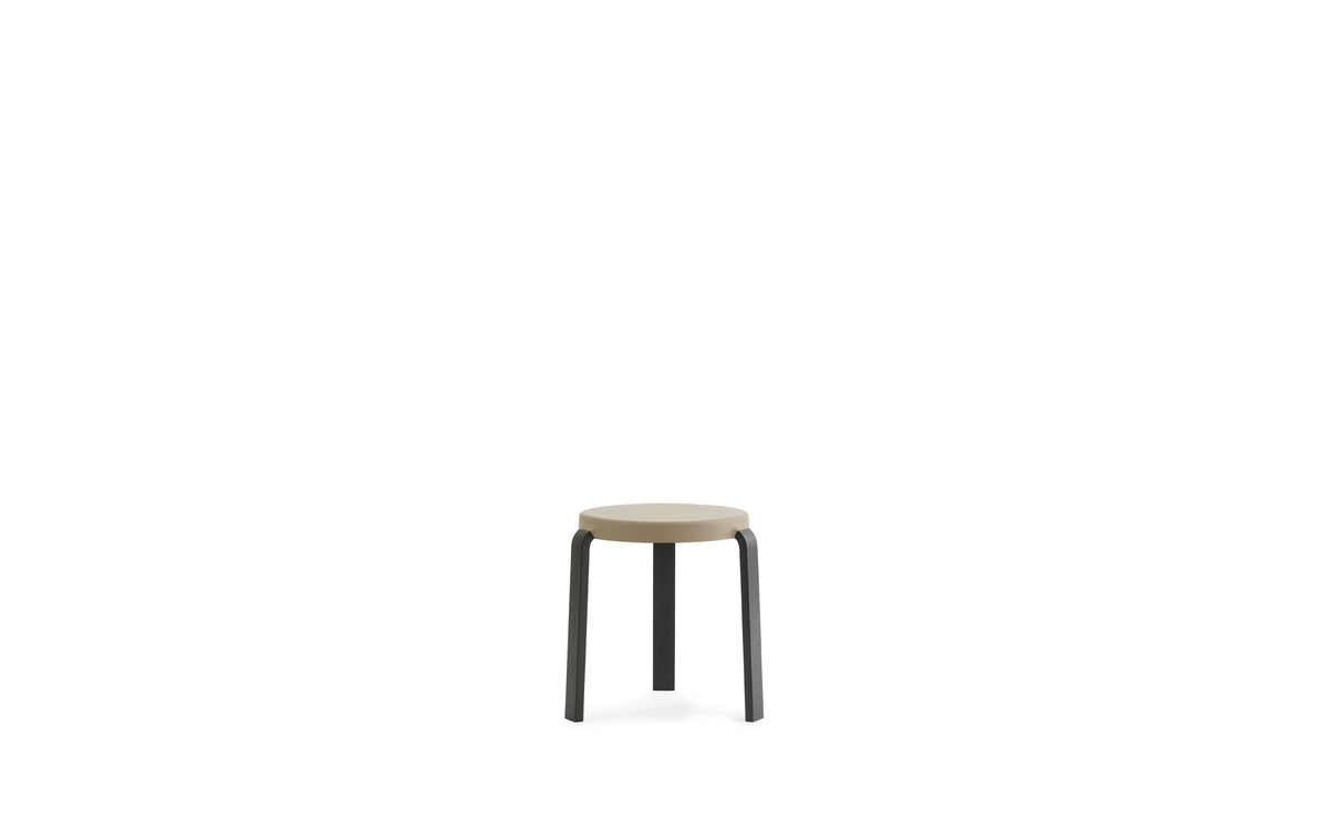 Tap Stuhl in Schwarz/ sand präsentiert im Onlineshop von KAQTU Design AG. Hocker ist von Normann Copenhagen