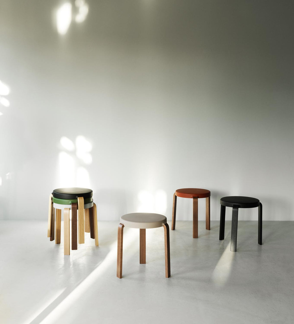 Tap Stuhl in Schwarz/ sand präsentiert im Onlineshop von KAQTU Design AG. Hocker ist von Normann Copenhagen