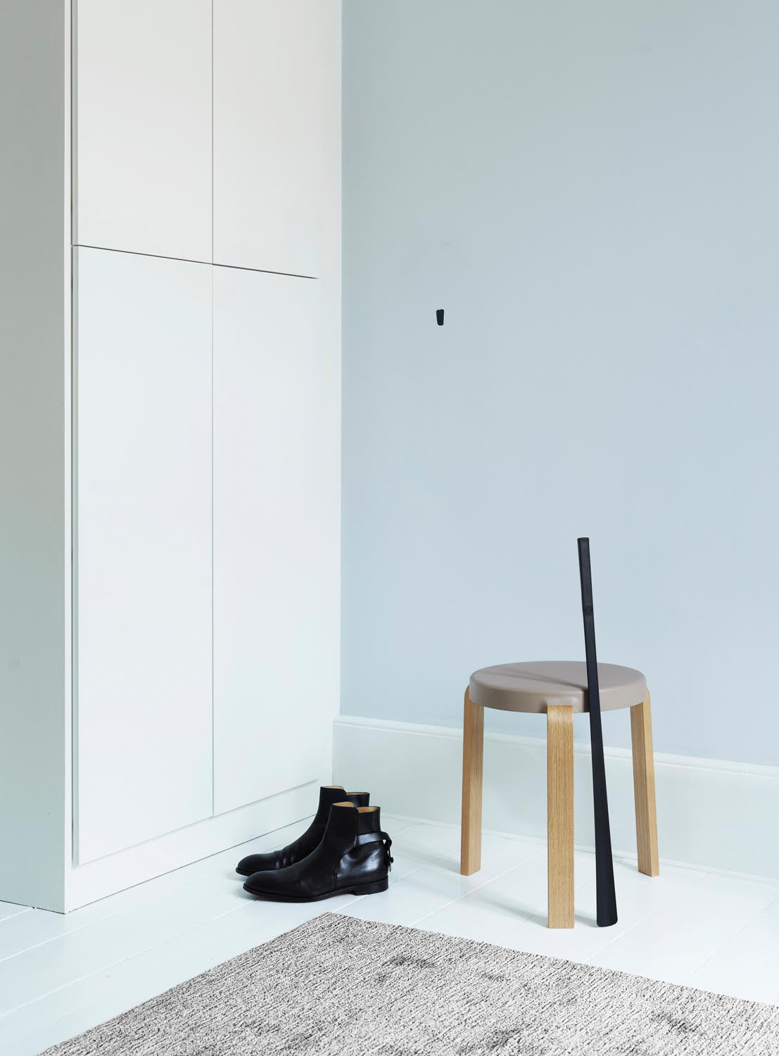 Tap Stuhl in Schwarz/ sand präsentiert im Onlineshop von KAQTU Design AG. Hocker ist von Normann Copenhagen