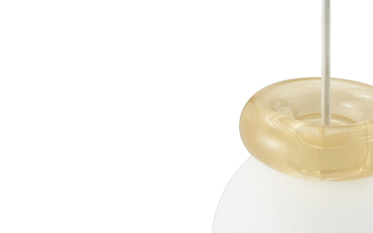 Pendelleuchte Hinx von Normann Copenhagen in Dunkelbraun, Lampenschirm aus Opalglas mit ringförmigem Kunstharzsockel.