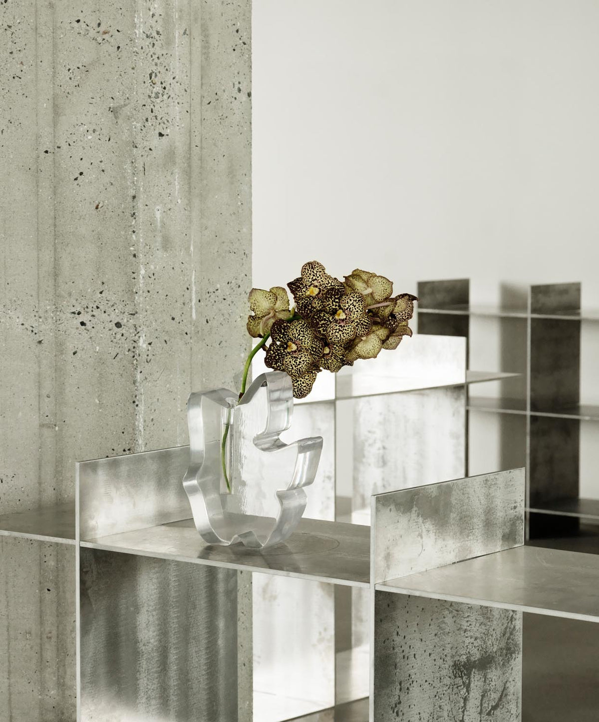 Draw Vase in Transparent präsentiert im Onlineshop von KAQTU Design AG. Vase ist von Normann Copenhagen