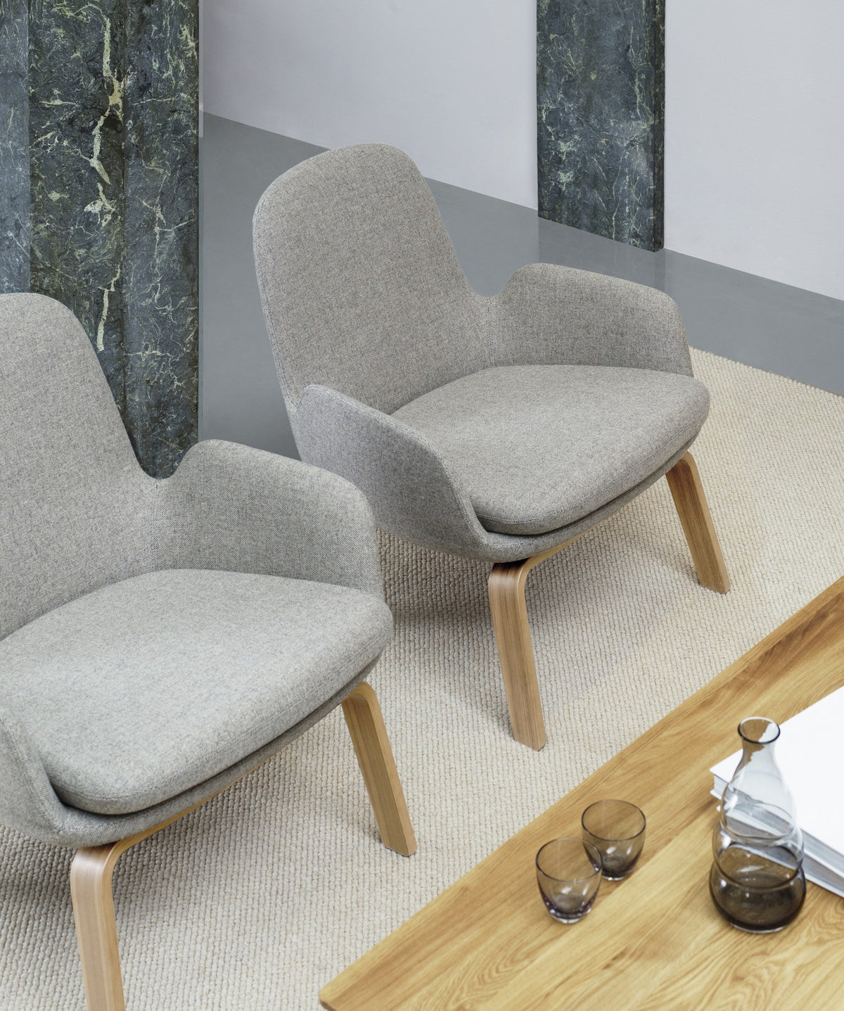 Era Lounge-Sessel von Normann Copenhagen, graues Gewebe, gepolsterte Sitzschale mit Kissen, Beine aus lackierter Eiche.