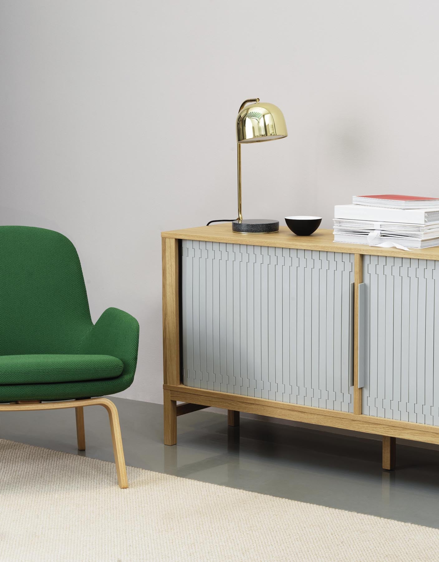 Der Era Lounge Sessel von Normann Copenhagen: Zeitloses, kurviges Design, hoher Komfort, individuell anpassbar mit vielfältigen Stoff- und Farboptionen.