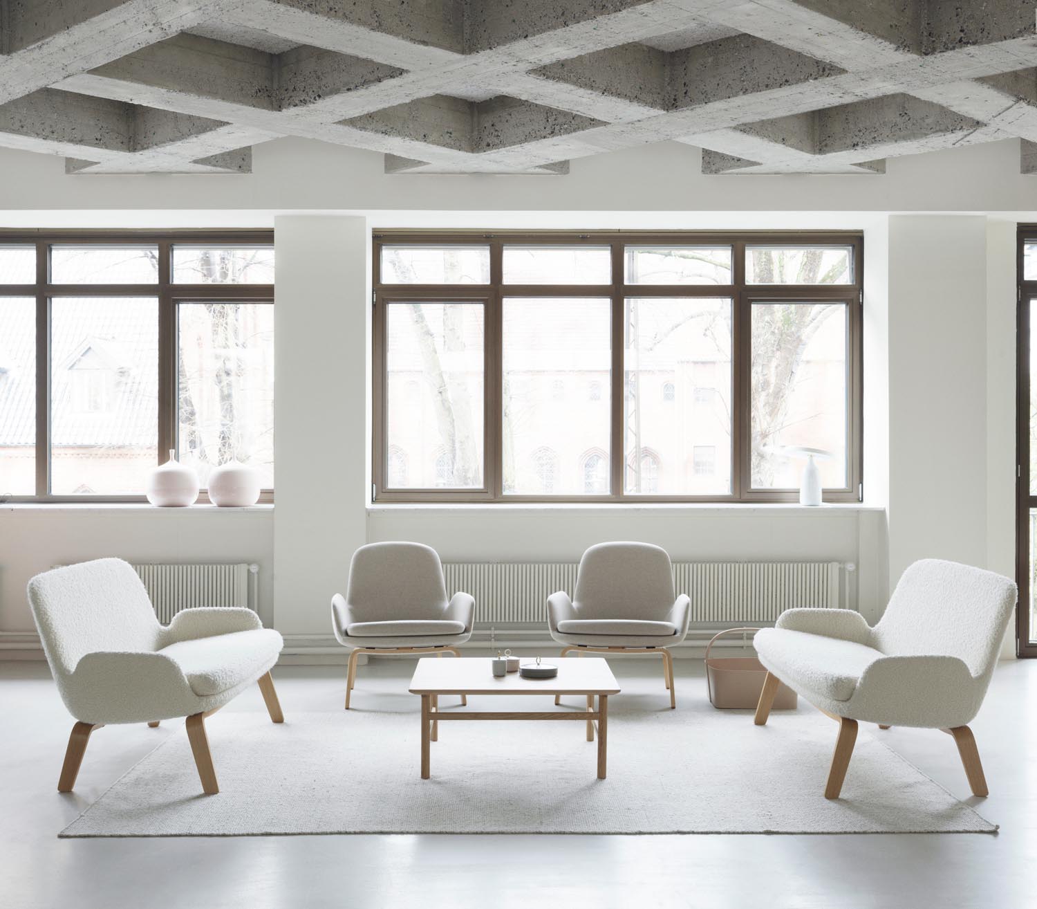 Der Era Lounge Sessel von Normann Copenhagen: Zeitloses, kurviges Design, hoher Komfort, individuell gestaltbar mit vielfältigen Stoff- und Lederoptionen.