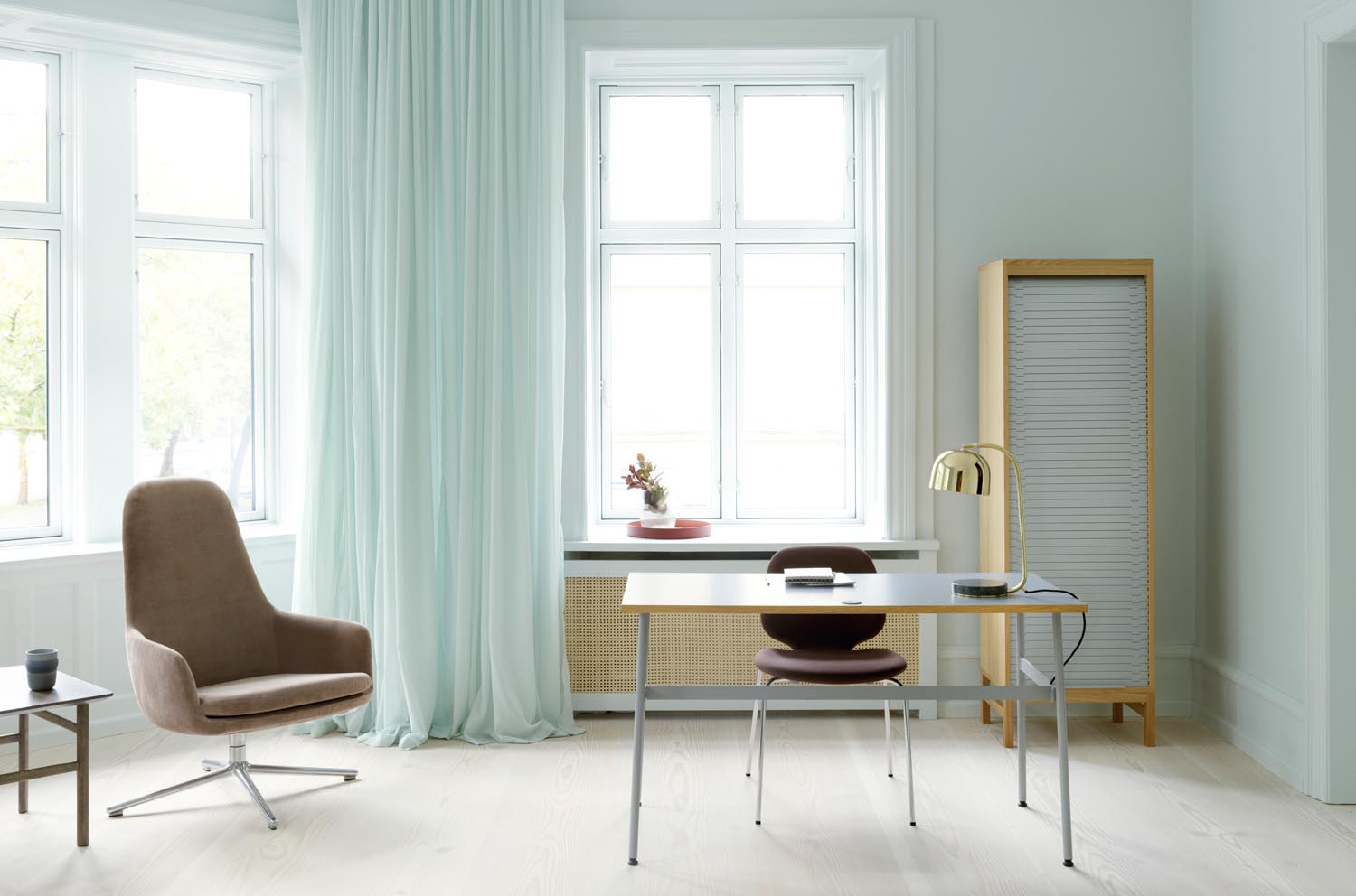 Der Era Lounge Sessel von Normann Copenhagen: Zeitloses, kurviges Design, hoher Komfort, individuell gestaltbar mit vielfältigen Stoff- und Lederoptionen.