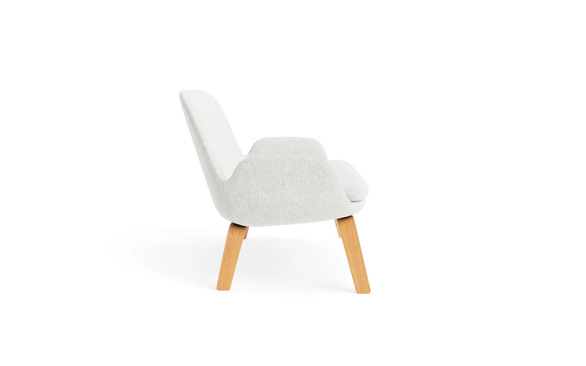 Era Sofa Eiche Hallingdal in Hallingdal 110 präsentiert im Onlineshop von KAQTU Design AG. 2er Sofa ist von Normann Copenhagen