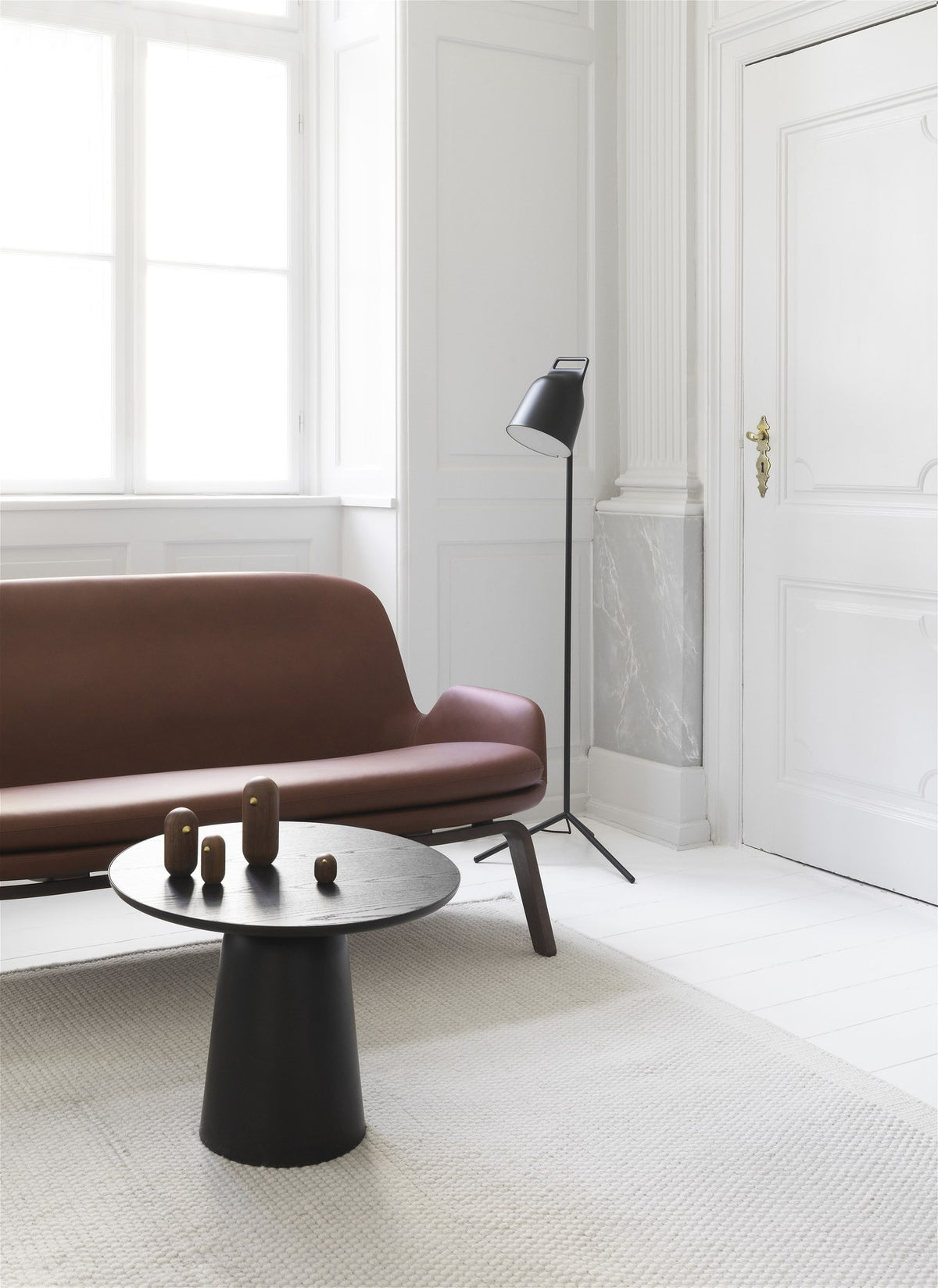 Era Sofa Walnuss von Normann Copenhagen: braunes 2er Sofa mit gepolsterter Sitzschale und Beinen aus Walnussholz.