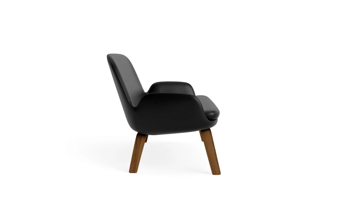 Era Sofa Walnuss Ultra in Ultra 41599 präsentiert im Onlineshop von KAQTU Design AG. 2er Sofa ist von Normann Copenhagen