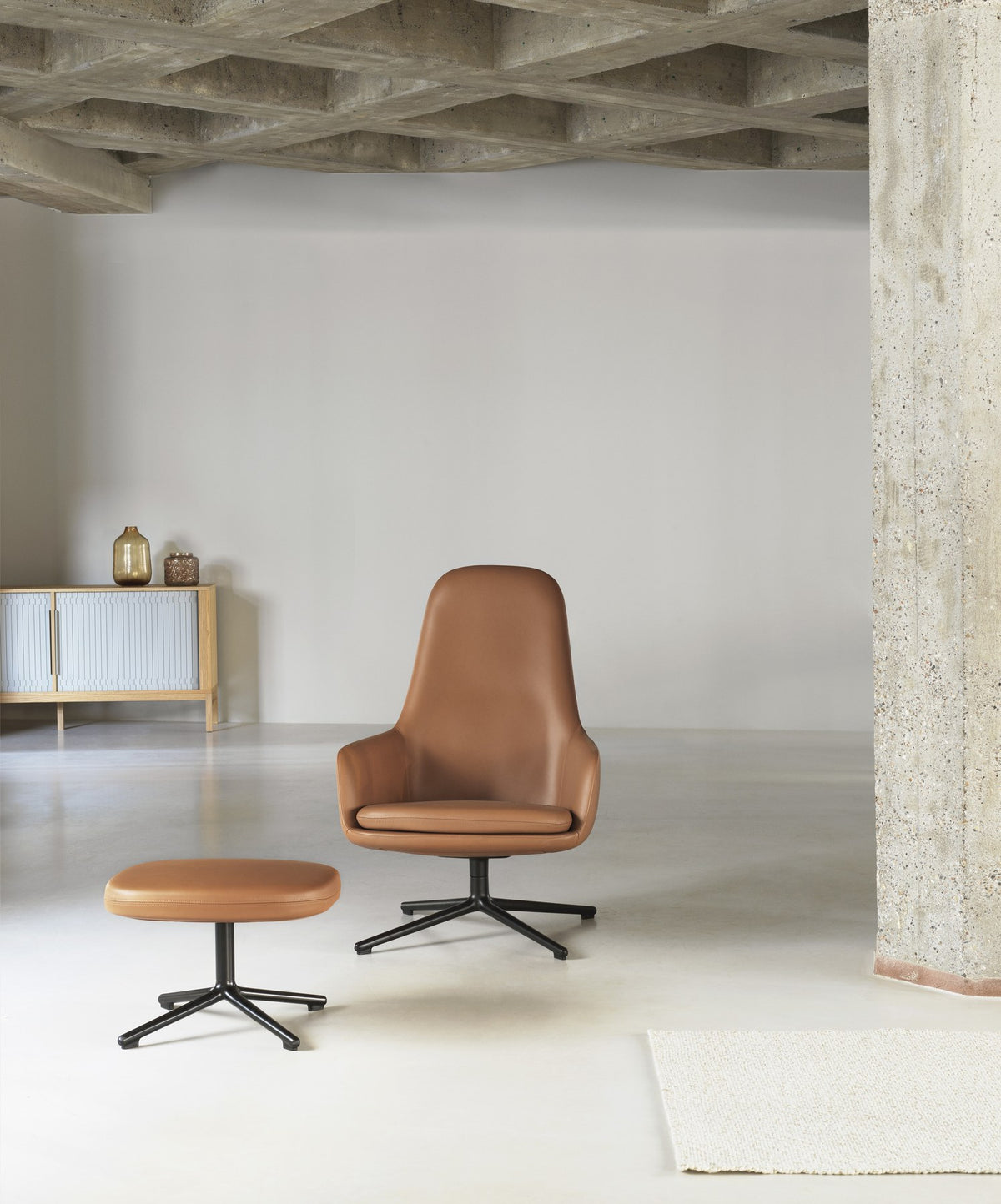Era Fusshocker von Normann Copenhagen, Ottoman mit gepolstertem Sitzkissen und Beinen aus bemalter, lackierter Eiche, runde Form.