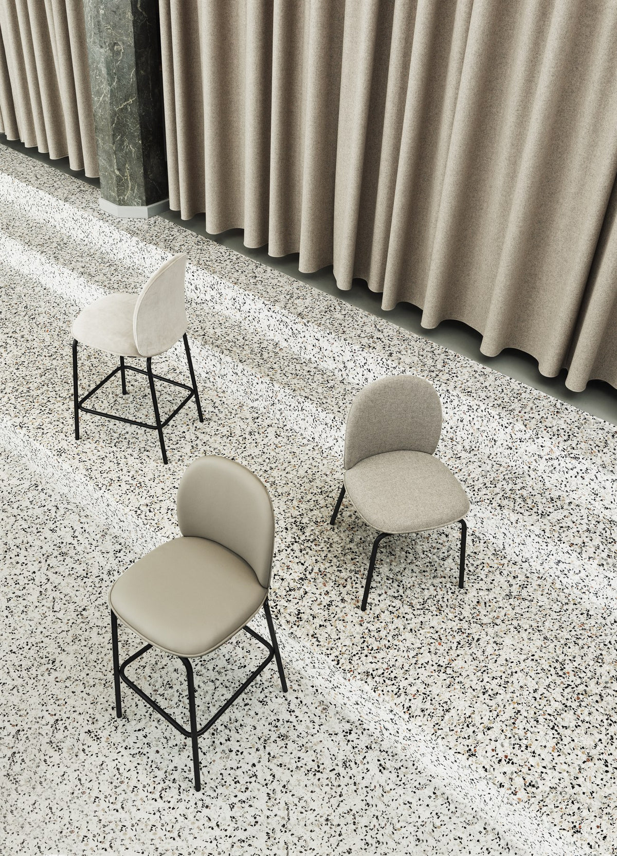 Ace Barstuhl von Normann Copenhagen mit gepolsterter Sitzschale aus Furnier und PU-Schaum, schwarzem Stahlgestell und schräg gestellten Beinen.