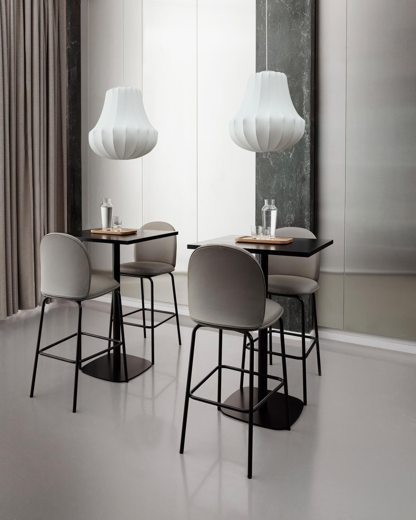 Erleben Sie den Ace Barstuhl 75 cm gepolstert von Normann Copenhagen – eine harmonische Verbindung aus modernem Design, Komfort und langlebigen Materialien.