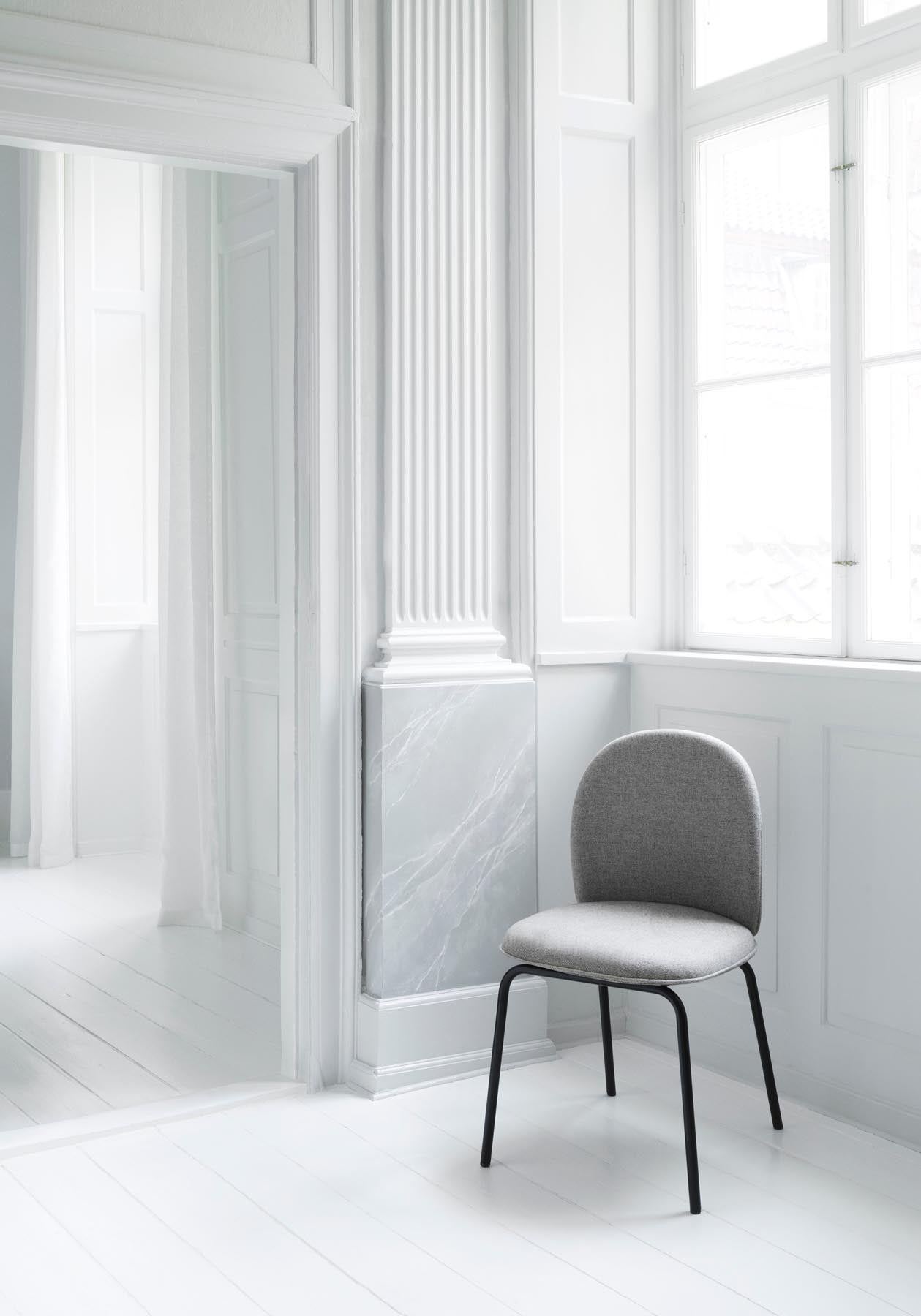 Der Ace Stuhl von Normann Copenhagen vereint organisches Design mit urbanem Komfort. Wähle aus hochwertigen Stoffen und Leder.