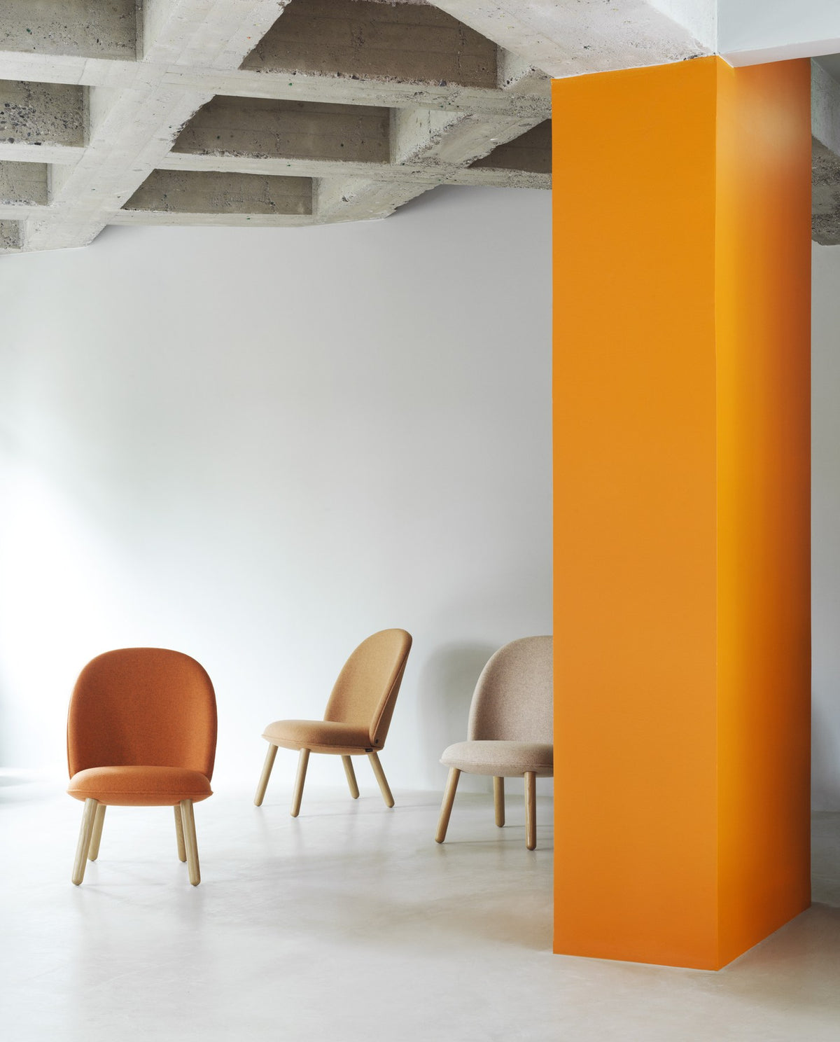 Ace Lounge-Sessel von Normann Copenhagen in Blau mit gebeizten Eichenbeinen, gepolsterter Sitzschale und schlanken, konischen Beinen.