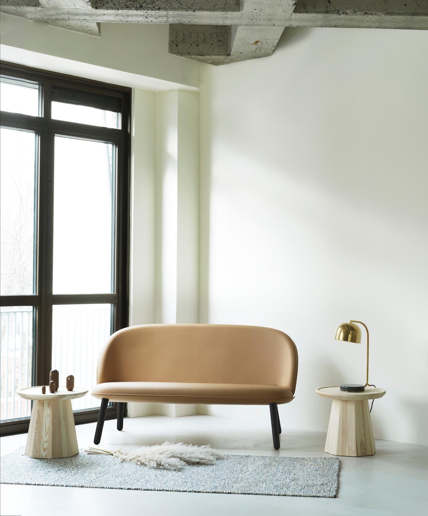 Ace Sofa schwarze Eiche Remix in Remix 133 präsentiert im Onlineshop von KAQTU Design AG. 2er Sofa ist von Normann Copenhagen
