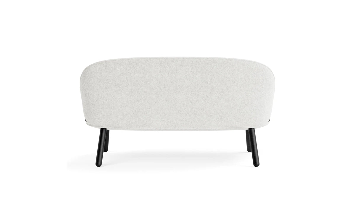 Ace Sofa schwarze Eiche Hallingdal in Hallingdal 110 präsentiert im Onlineshop von KAQTU Design AG. 2er Sofa ist von Normann Copenhagen
