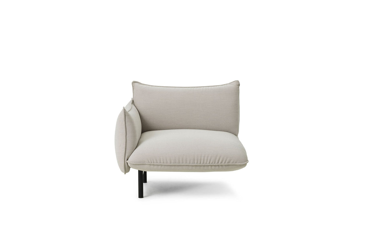 Ark 2er Sofa von Normann Copenhagen in Stoff Steelcut Trio 205, geschwungene Form mit gepolsterten Kissen und schlanken Stahlbeinen.
