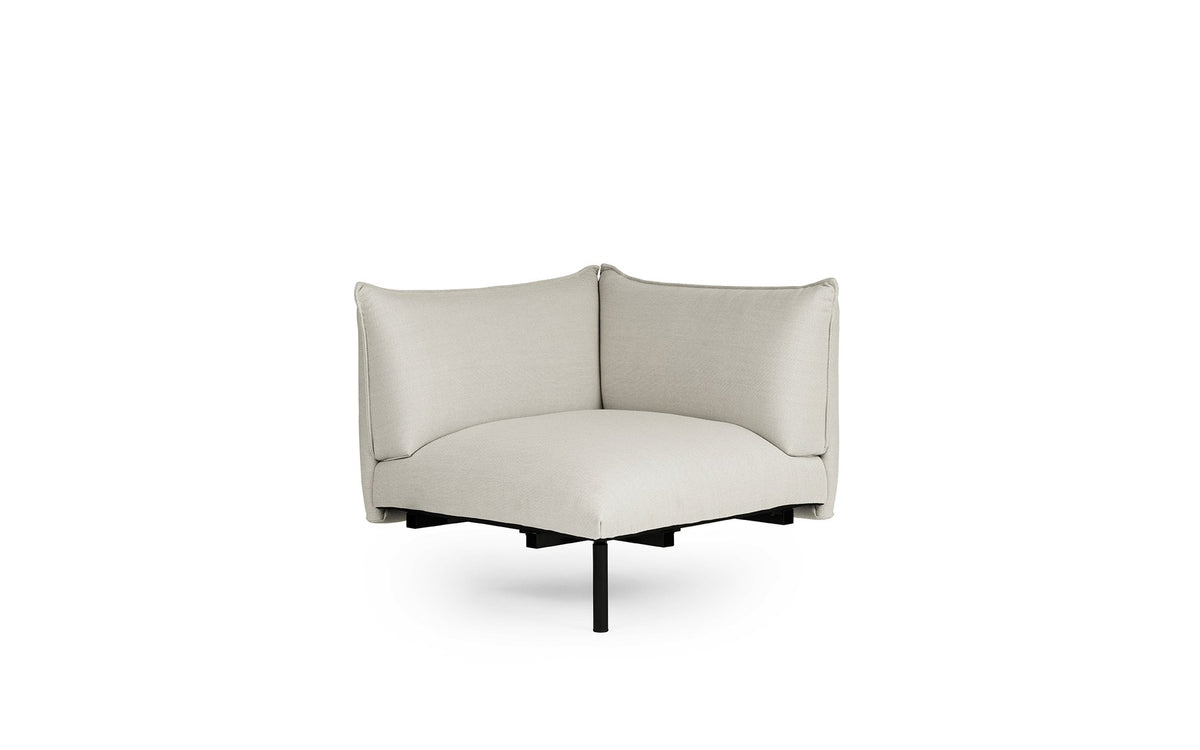 Ark 2er Sofa von Normann Copenhagen in Stoff Steelcut Trio 205, geschwungene Form mit gepolsterten Kissen und schlanken Stahlbeinen.