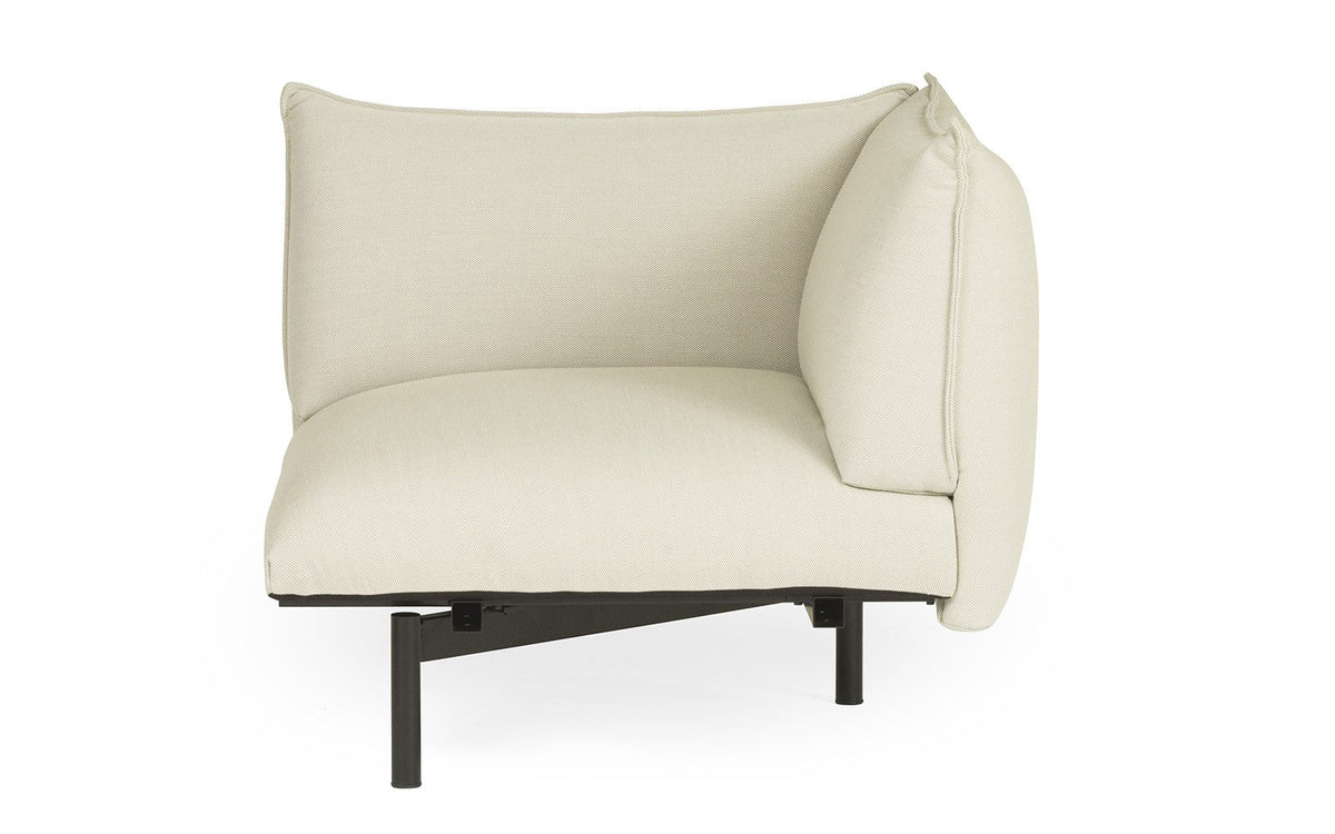 Ark 2er Sofa von Normann Copenhagen in Stoff Steelcut Trio 205, geschwungene Form mit gepolsterten Kissen und schlanken Stahlbeinen.