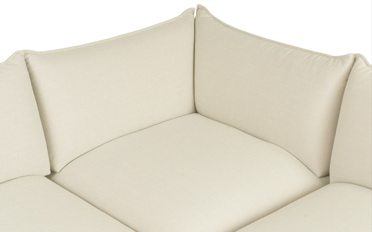 Ark 2er Sofa von Normann Copenhagen in Stoff Steelcut Trio 205, geschwungene Form mit gepolsterten Kissen und schlanken Stahlbeinen.