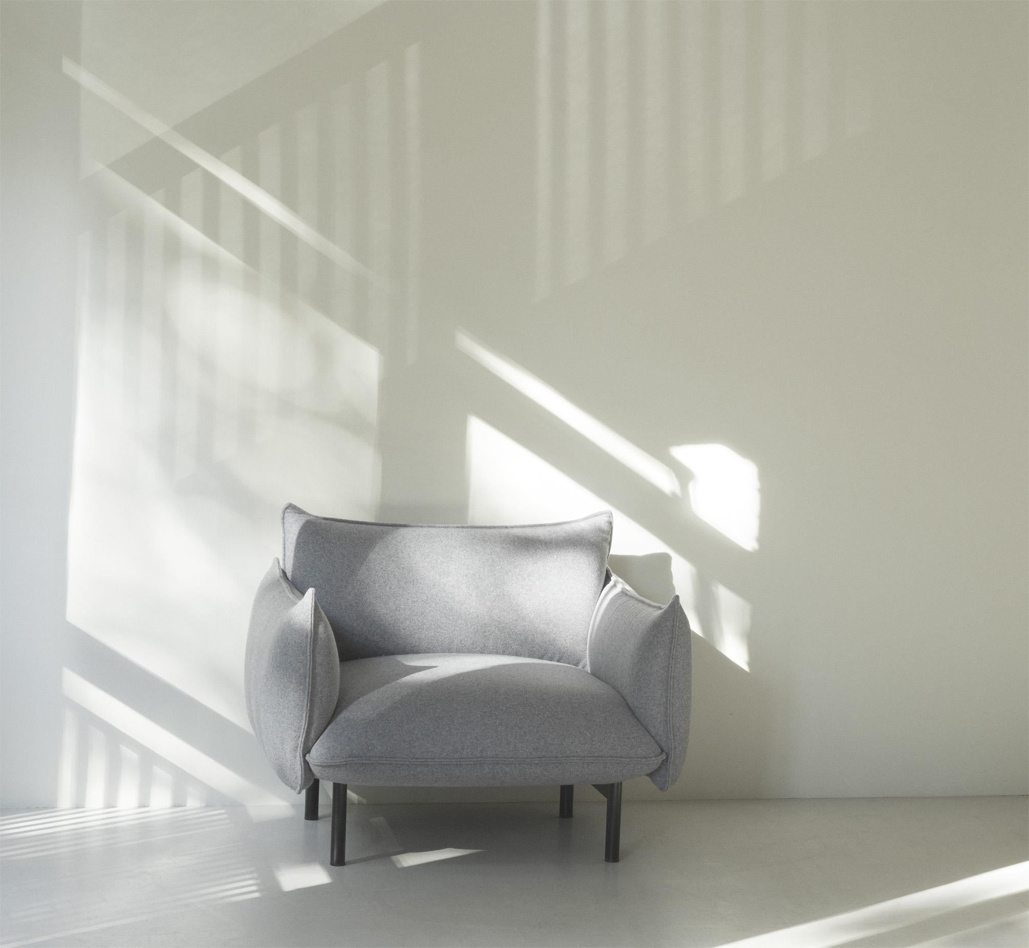 Entdecken Sie den eleganten Ark Lounge-Sessel in Schwarz mit Stahlbeinen von Normann Copenhagen – ein stilvolles Möbelstück für Ihr Zuhause.