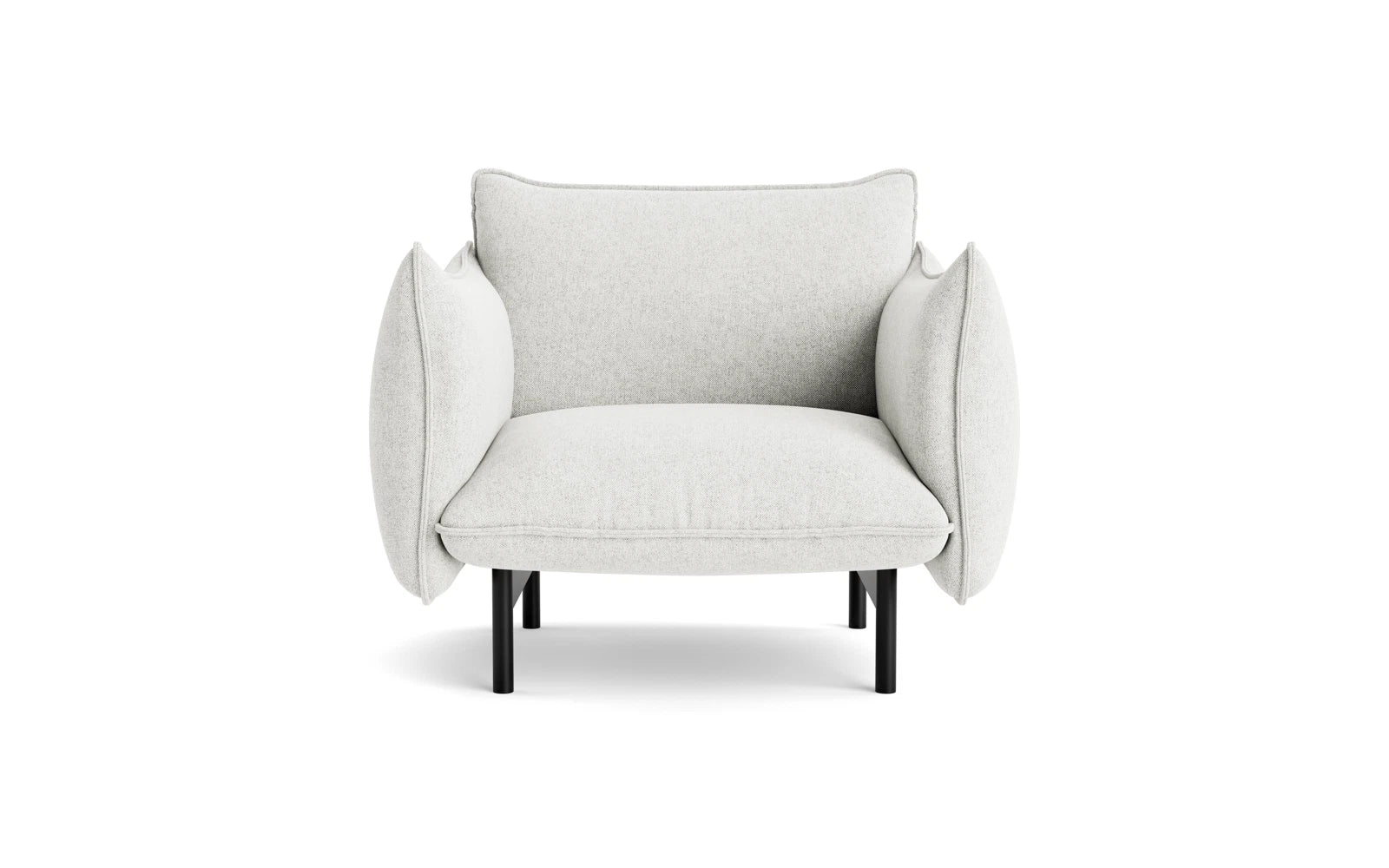 Der Ark Sessel von Normann Copenhagen: Sanfte Rundungen, pralle Kissen, minimalistisch und elegant. Einladender Sitzkomfort mit luftiger Optik.