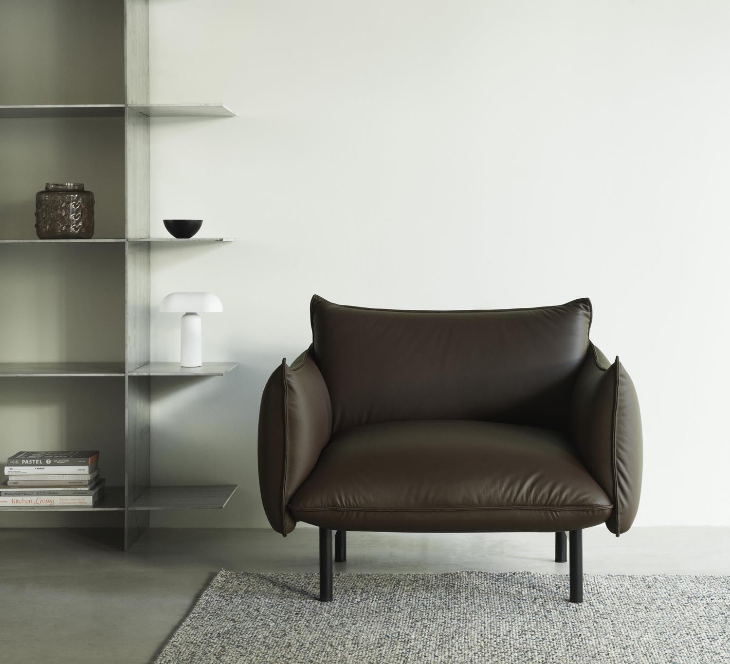 Der Ark Sessel von Normann Copenhagen: Sanfte Rundungen, pralle Kissen, minimalistisch und elegant. Einladender Sitzkomfort mit luftiger Optik.
