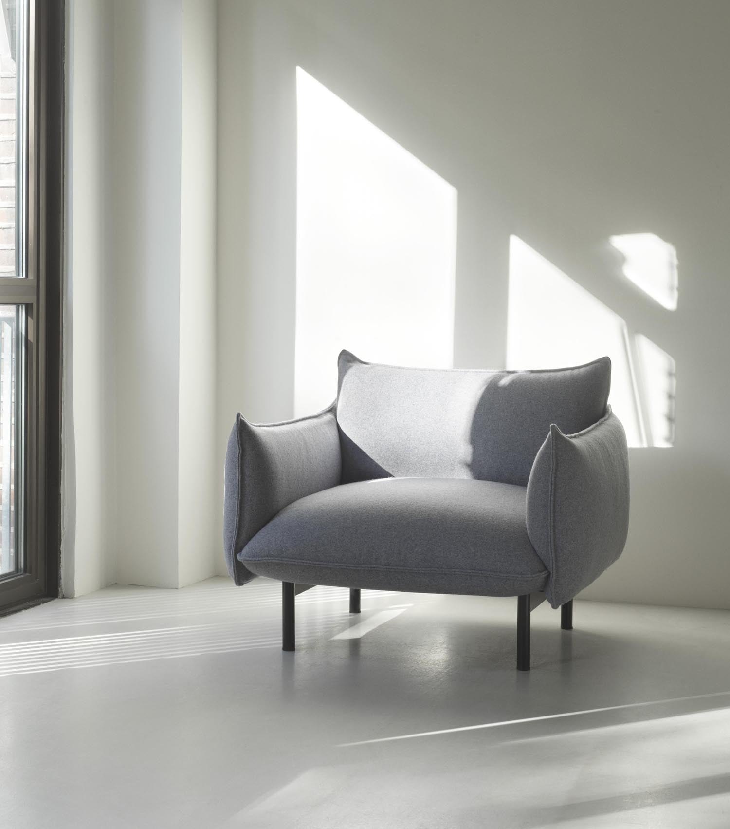Der Ark Sessel von Normann Copenhagen: Sanfte Rundungen, pralle Kissen, minimalistisch und elegant. Einladender Sitzkomfort mit luftiger Optik.