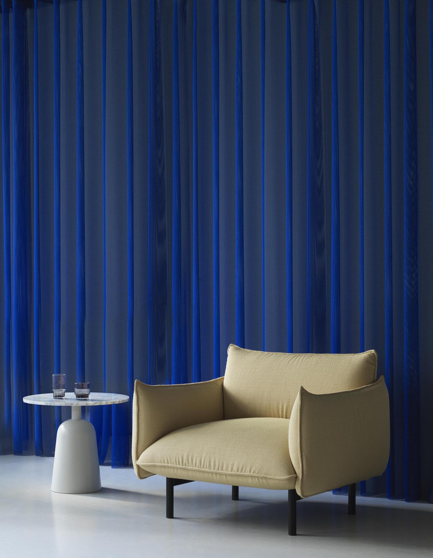 Der Ark Sessel von Normann Copenhagen: Sanfte Rundungen, pralle Kissen, minimalistisch und elegant. Einladender Sitzkomfort mit luftiger Optik.