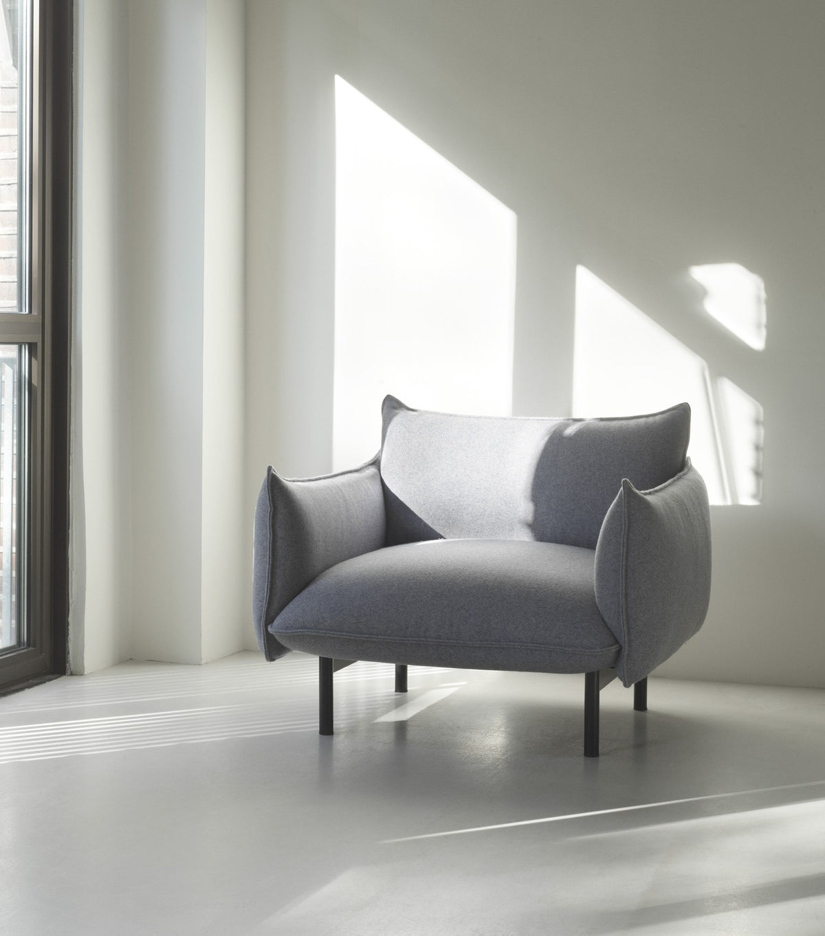 Ark Lounge-Sessel von Normann Copenhagen in Grau, gepolsterte Sitzfläche mit geschwungener Form und Beinen aus pulverbeschichtetem Stahl.