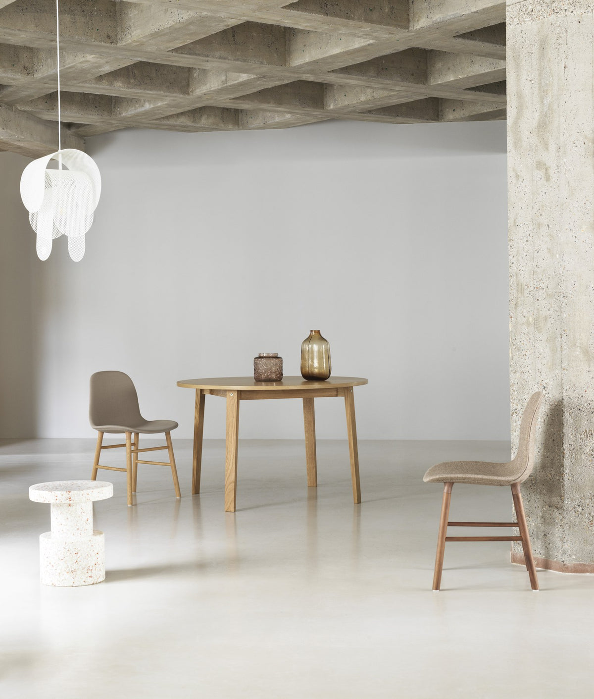 Gepolsterter Stuhl Form von Normann Copenhagen in Taupe mit Sitzschale aus Polypropylen und Beinen aus lackierter Eiche.