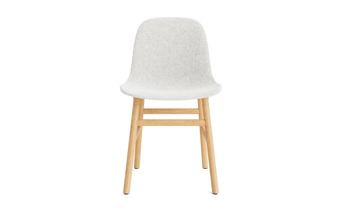 Form Stuhl gepolstert Eiche Hallingdal in Hallingdal 110 präsentiert im Onlineshop von KAQTU Design AG. Stuhl ist von Normann Copenhagen