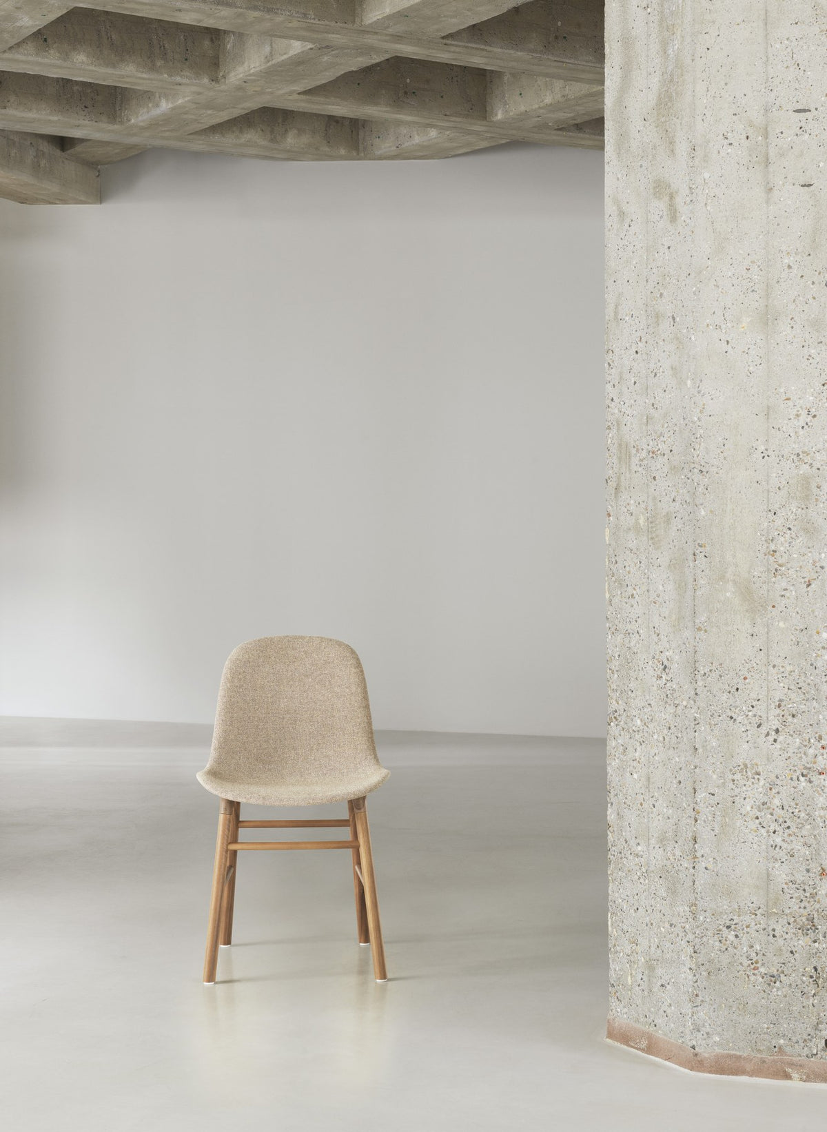 Gepolsterter Stuhl Form von Normann Copenhagen in Taupe mit Sitzschale aus Polypropylen und Beinen aus lackierter Eiche.