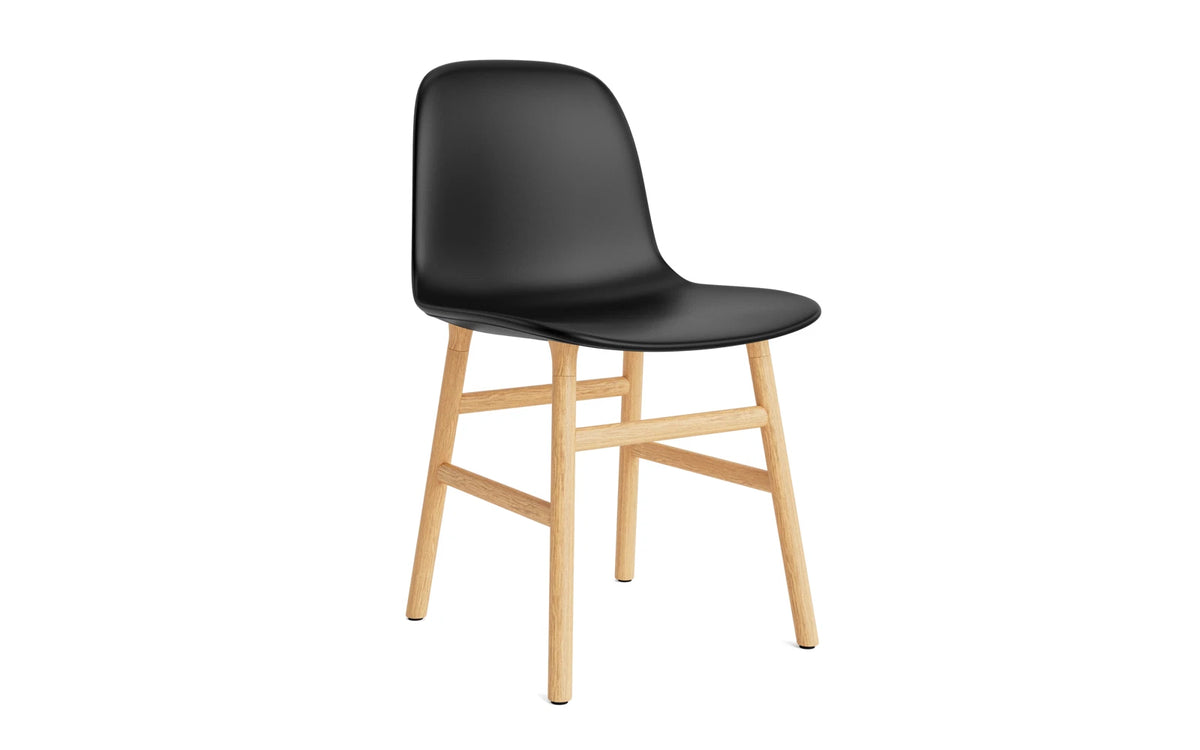 Form Stuhl gepolstert Eiche Ultra Leder in Ultra 41599 präsentiert im Onlineshop von KAQTU Design AG. Schalenstuhl ist von Normann Copenhagen