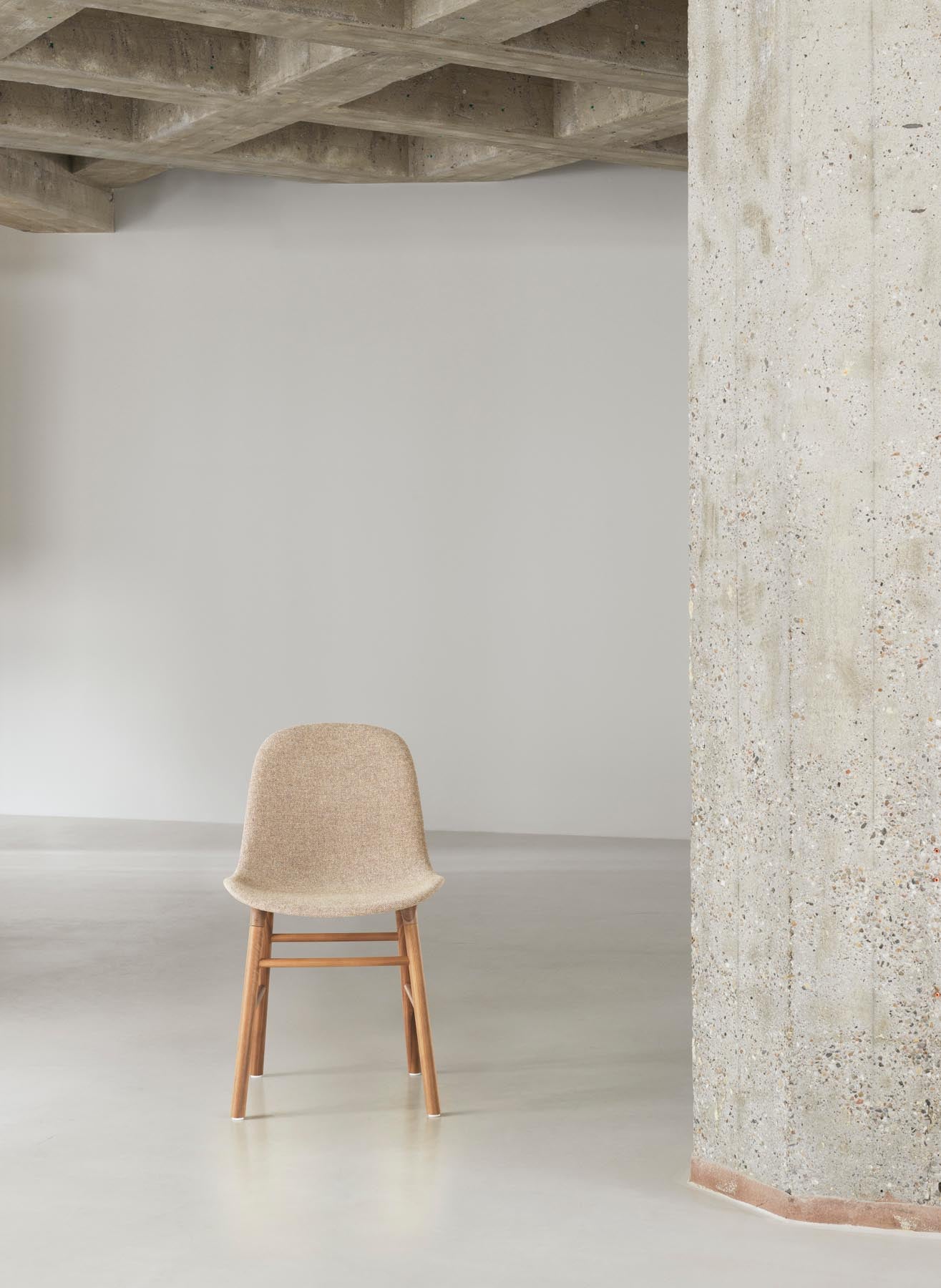 Stilvoller gepolsterter Form Stuhl aus Eiche mit hochwertigem Ultra Leder von Normann Copenhagen – perfekte Kombination aus Design und Bequemlichkeit.